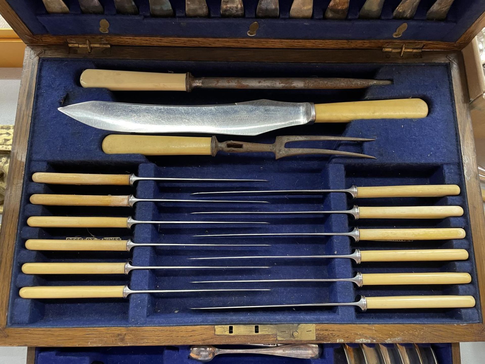 A LARGE OAK BOX WITH DRAW CONTAINING FRANK COBB & CO BONE HANDLED FLATWARE - Image 2 of 7