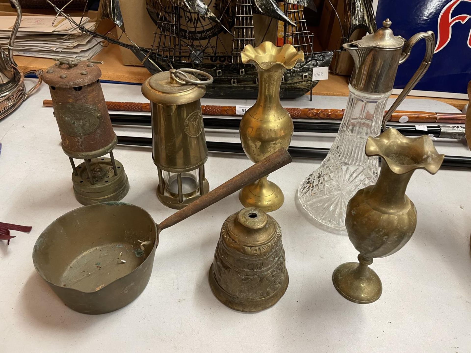 SIX BRASS AND COPPER ITEMS TO INCLUDE TWO MINERS PARAFFIN LAMPS, TWO VASES, PAN AND A BELL DOME