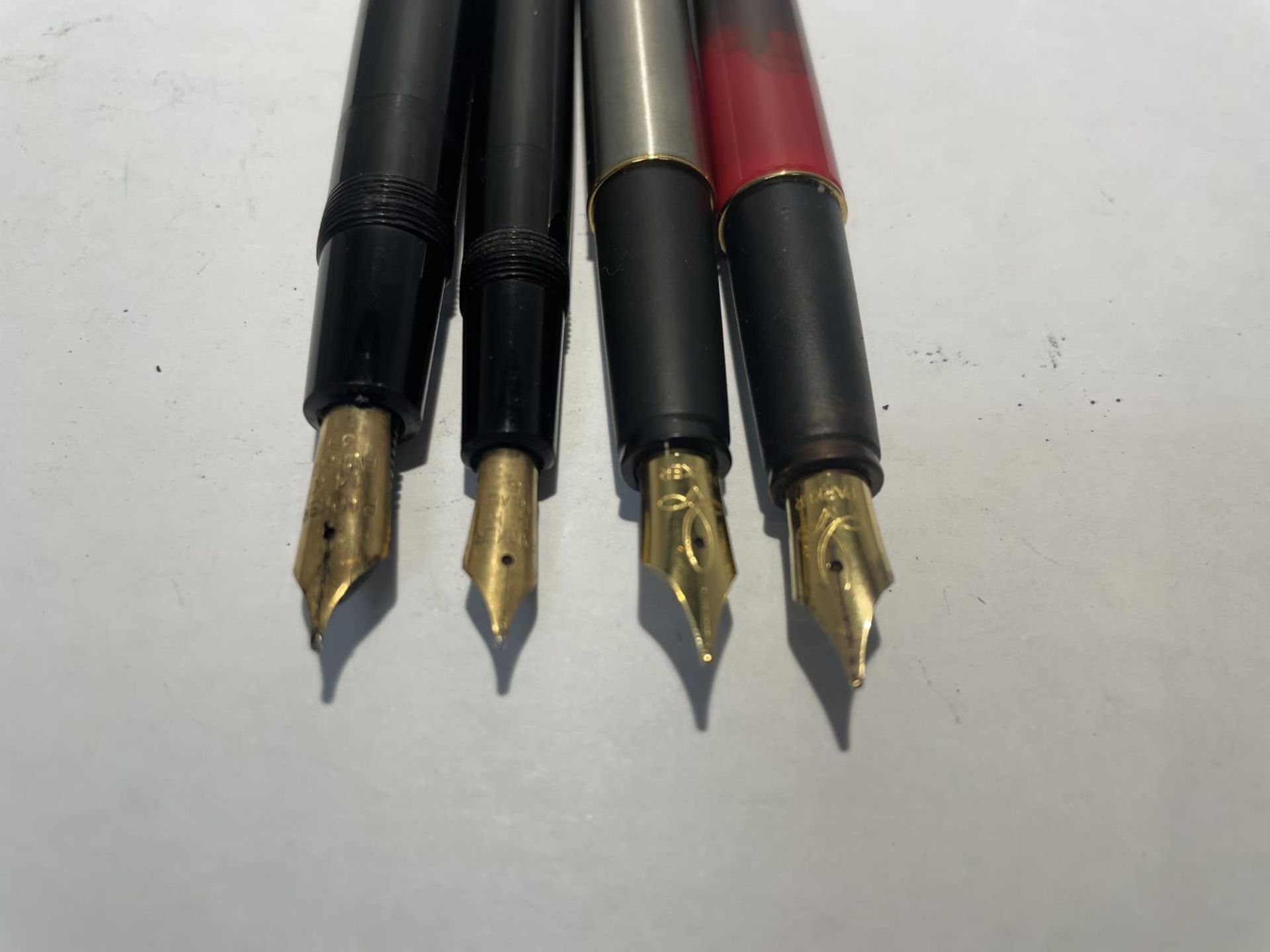 FOUR VINTAGE PARKER FOUNTAIN PENS - TWO WITH 14 CARAT GOLD NIBS - Image 3 of 3