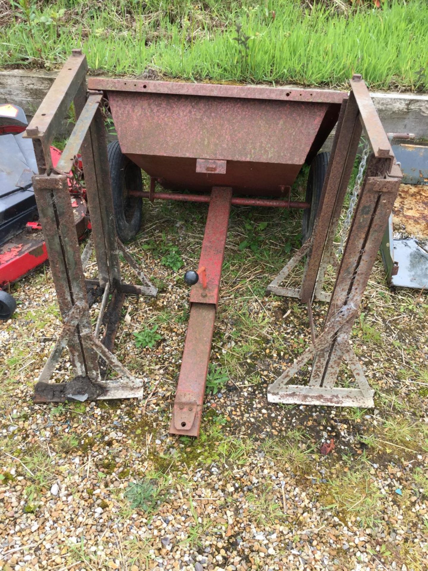 A SMALL TOWABLE TIPPER CARRIER, TWO SMALL TRESTLES AND AN ADDITIONAL CARRIER NB:THESE ITEMS ARE TO