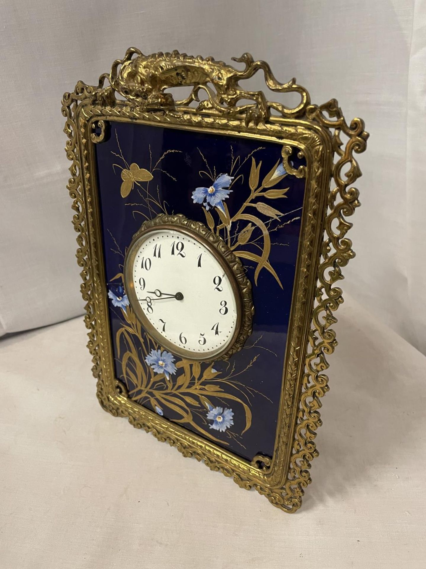 A BRASS AND CERAMIC EASEL STYLE MANTLE CLOCK WITH HAND PAINTED FLOWERS 30CM X 21CM (A/F) - Image 3 of 3