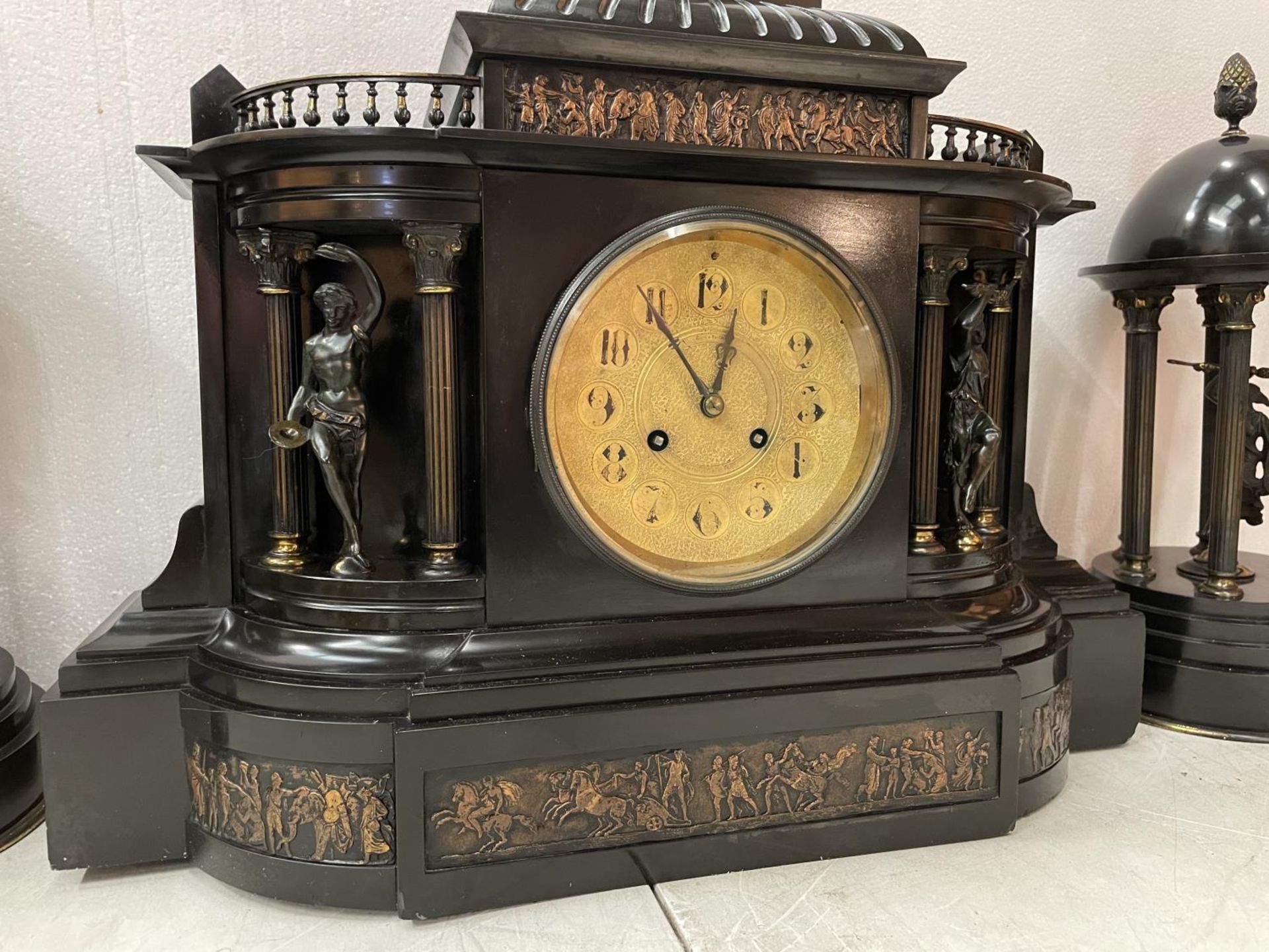A LARGE DECORATIVE POLISHED SLATE OVER MANTEL CLOCK WITH EMBOSSED COPPER DEPICTING ROMAN SCENES 50CM - Image 7 of 7