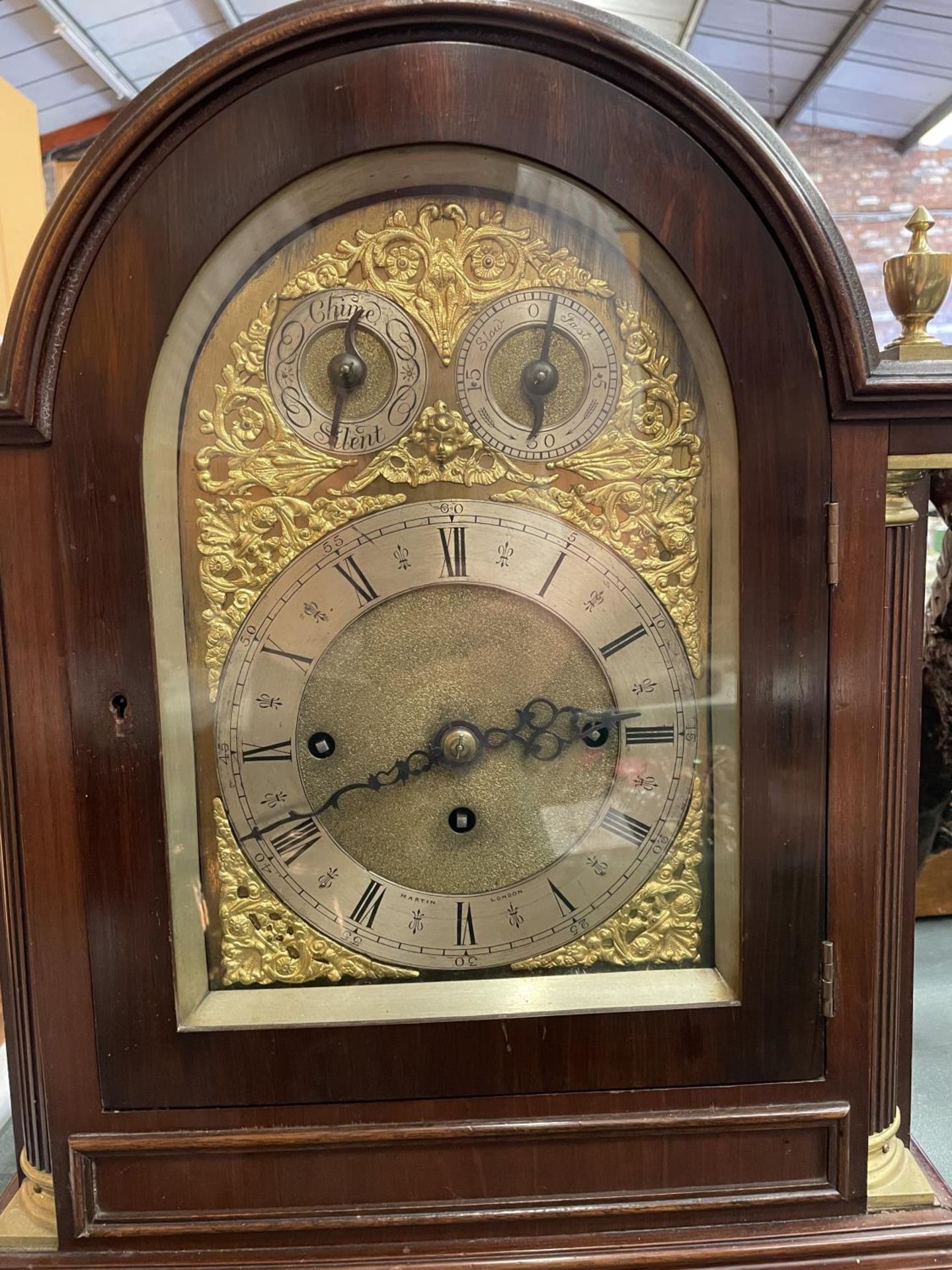 A CIRCA 1890 MAHOGANY BRACKET CLOCK BY MARTIN OF LONDON, HAVING EIGHT DAY MOVEMENT WITH STRIKING AND - Image 4 of 7