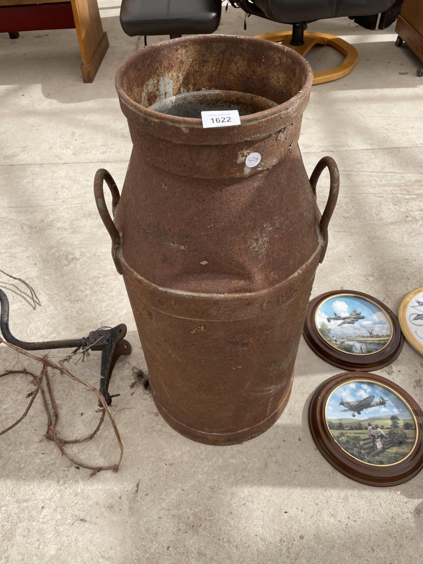 A VINTAGE MILK CHURN (LACKING LID)