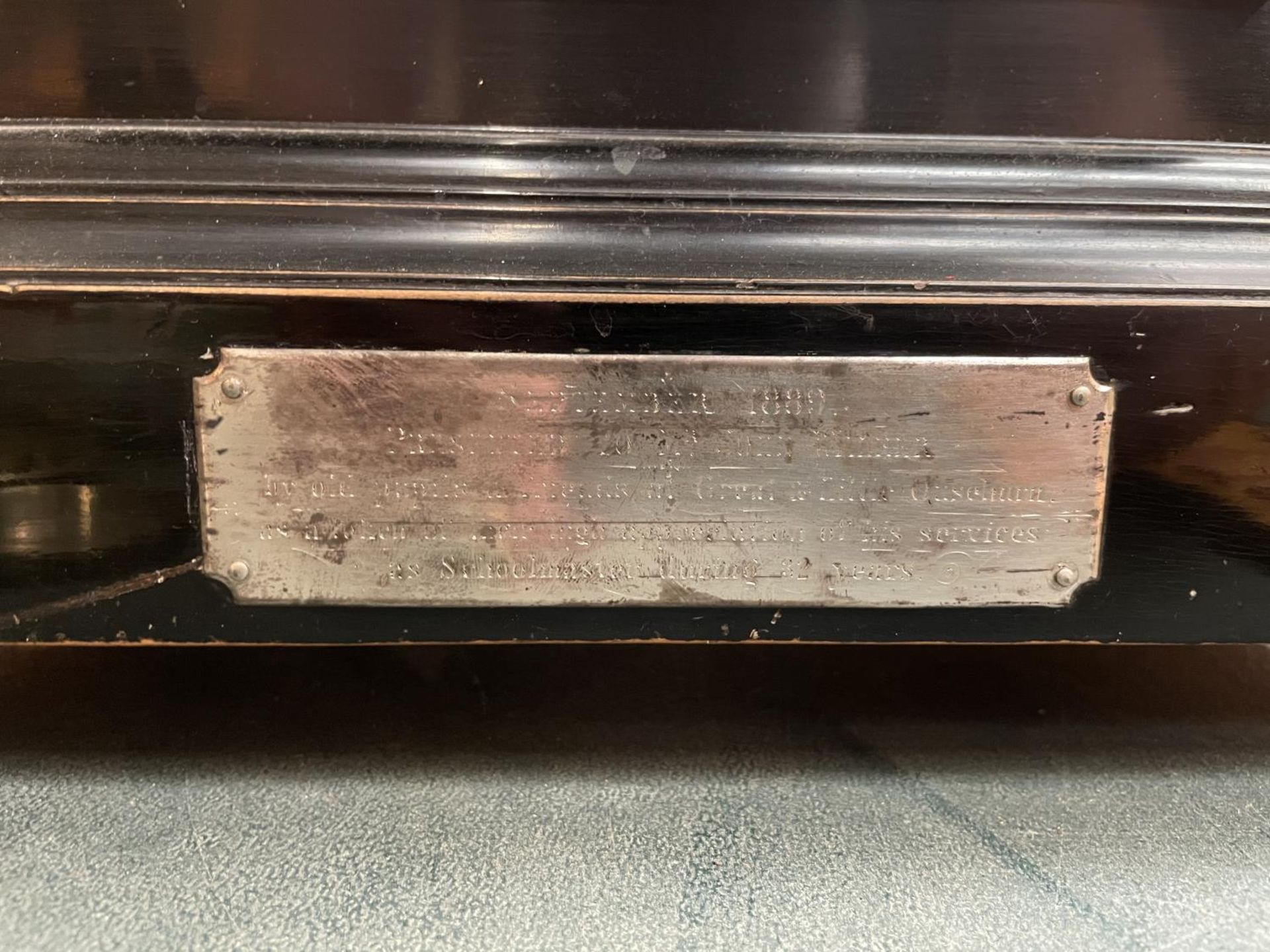 A VICTORIAN EBONISED BRACKET CLOCK WITH SILVERISED DIAL, GILDED DECORATION AND PIERCED SIDE - Image 4 of 7