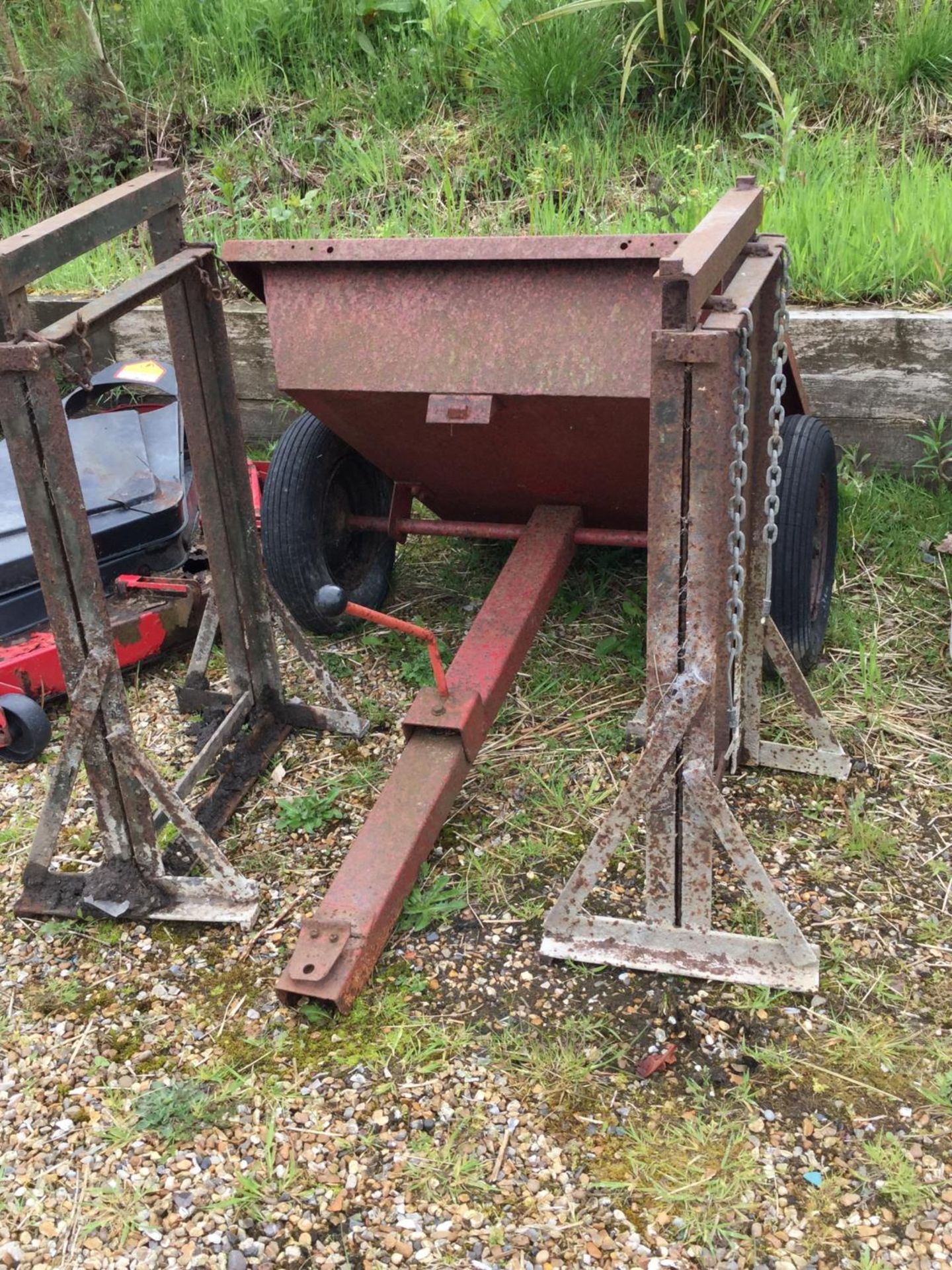 A SMALL TOWABLE TIPPER CARRIER, TWO SMALL TRESTLES AND AN ADDITIONAL CARRIER NB:THESE ITEMS ARE TO - Image 3 of 3