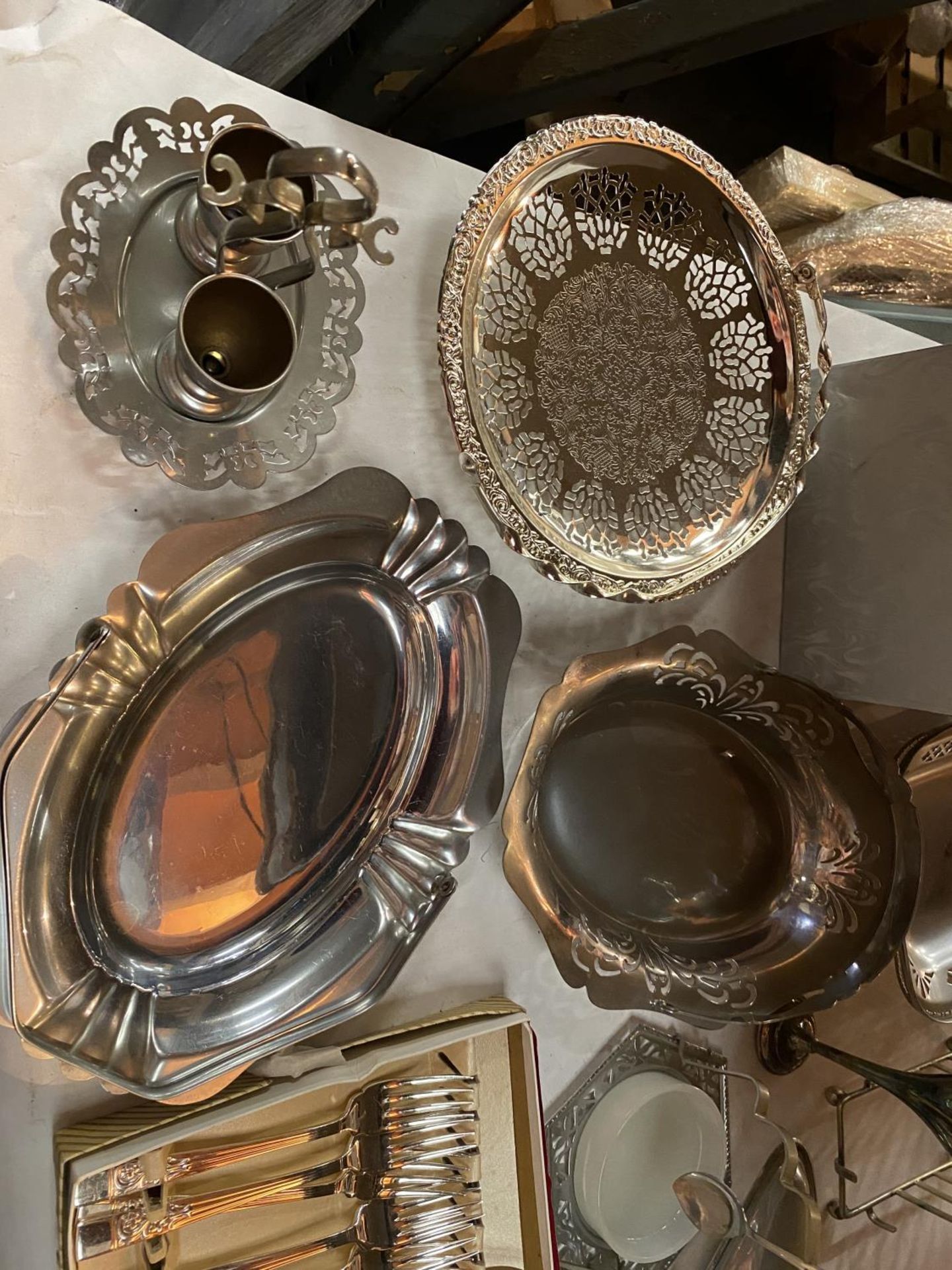 A COLLECTION OF STAINLESS STEEL DECORATIVE PLATES, EGG CUPS ON A TRAY, TOAST RACK , CUTLERY - Image 8 of 8