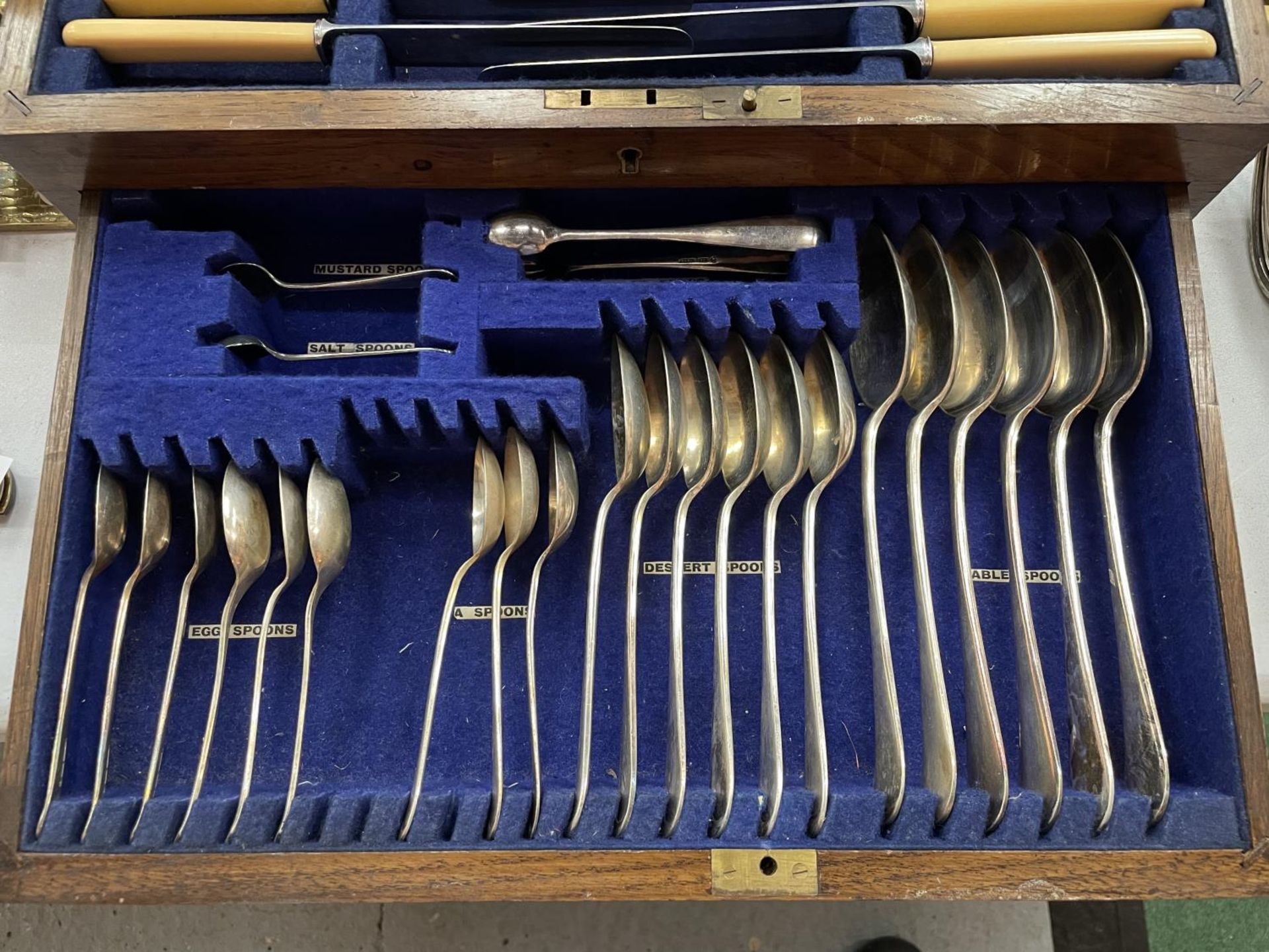 A LARGE OAK BOX WITH DRAW CONTAINING FRANK COBB & CO BONE HANDLED FLATWARE - Image 4 of 7