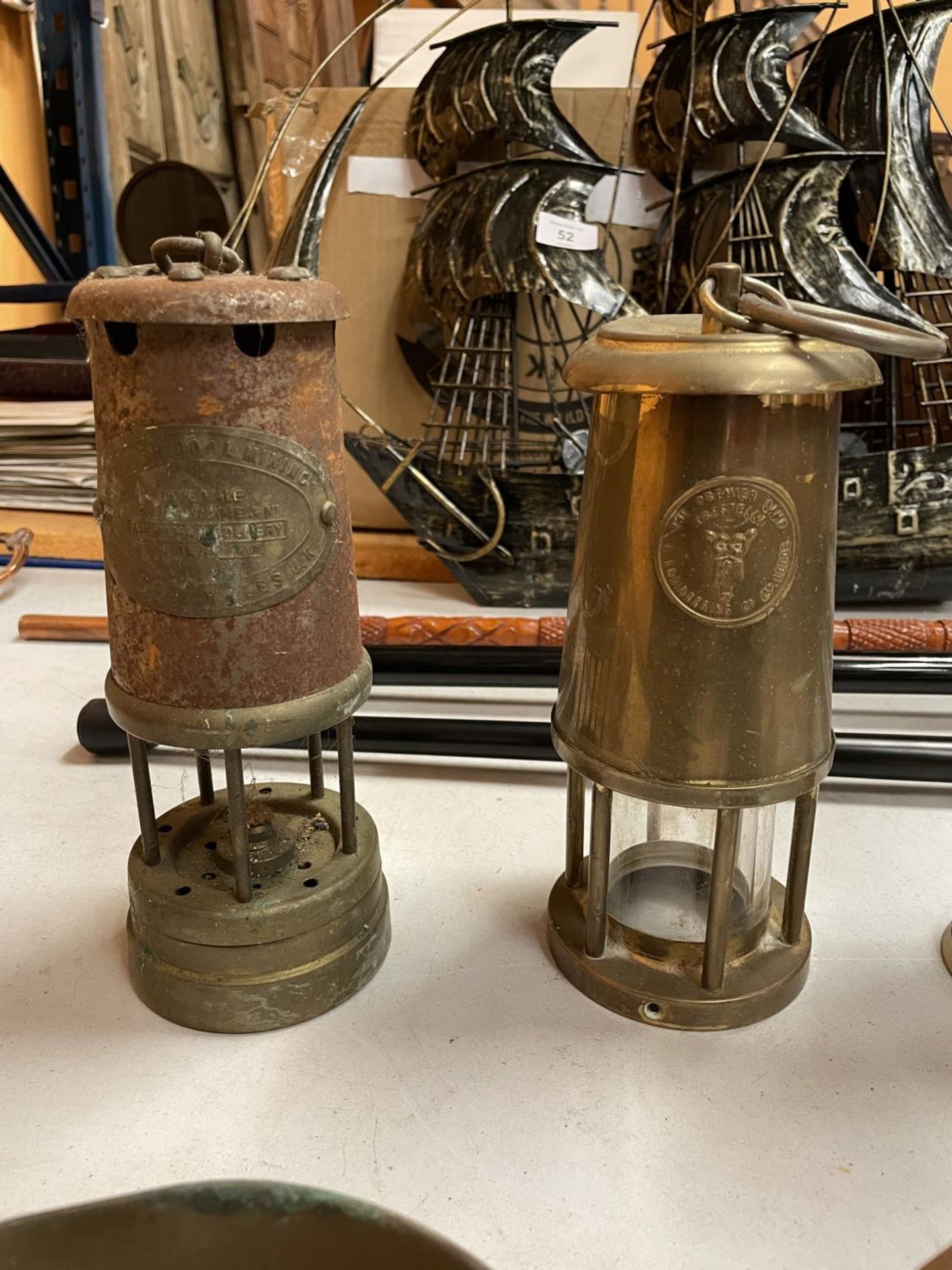 SIX BRASS AND COPPER ITEMS TO INCLUDE TWO MINERS PARAFFIN LAMPS, TWO VASES, PAN AND A BELL DOME - Image 2 of 4