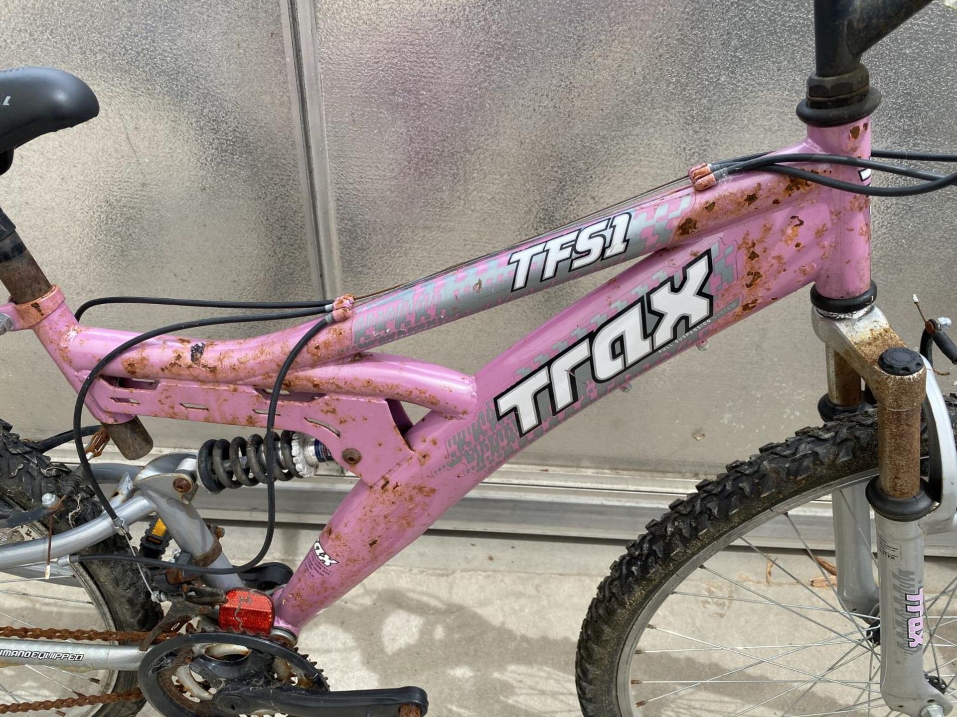 A TRAX TFS1 MOUNTAIN BIKE WITH FRONT AND REAR SUSPENSION AND 18 SPEED SHIMANO GEAR SYSTEM - Image 2 of 5