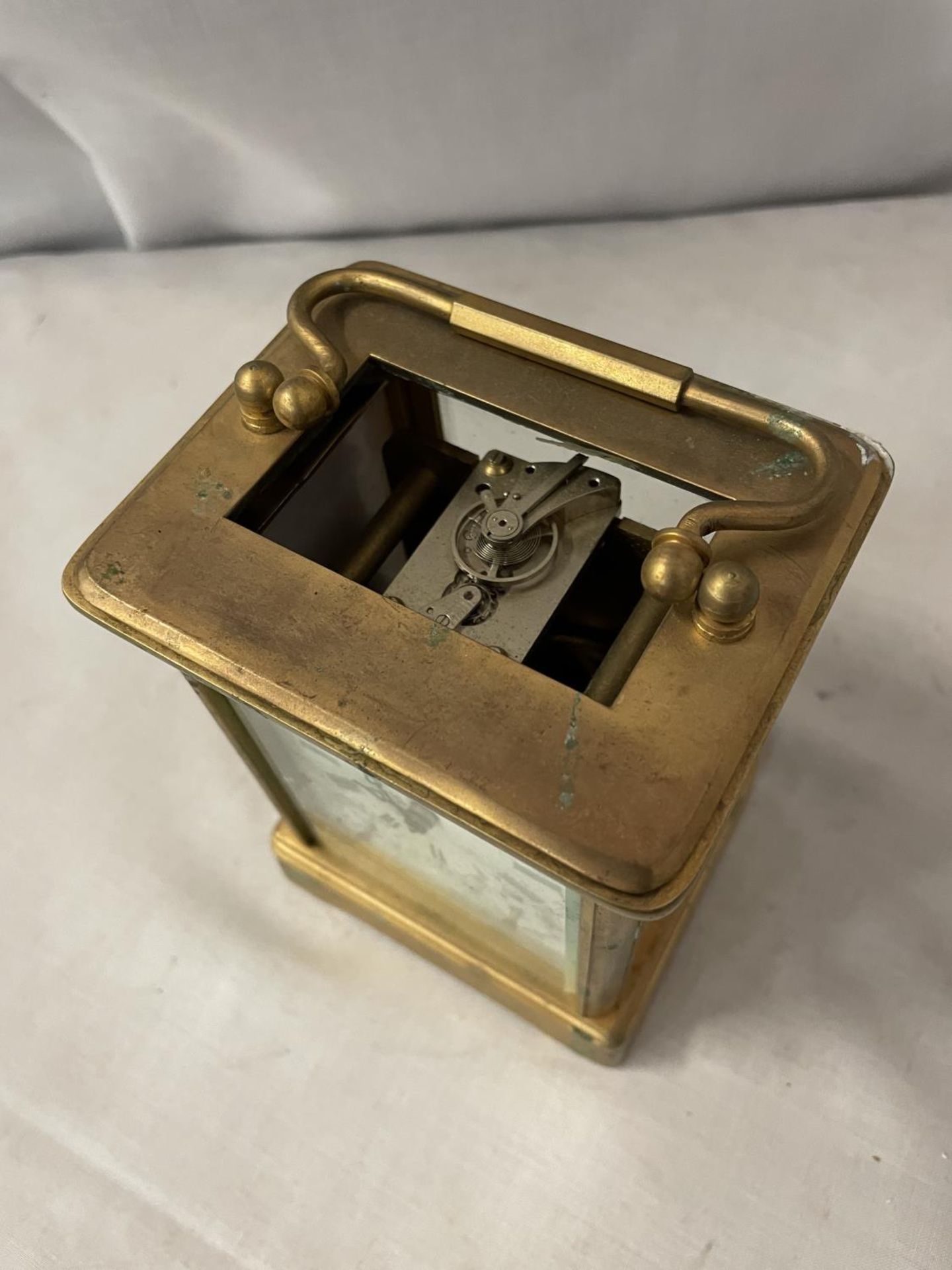 A VINTAGE CARRIAGE CLOCK WITH DECORATIVE SIDE PANELS DEPICTING LADY AND GENTLEMAN - Image 5 of 5