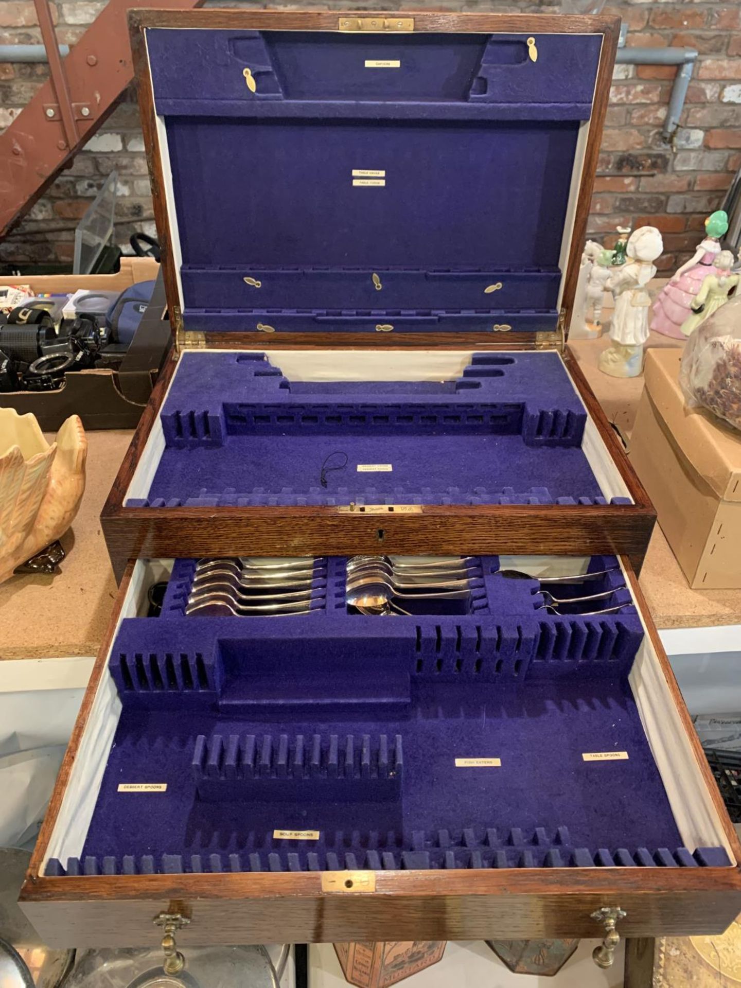 A LARGE OAK CUTLERY DISPLAY BOX WITH BRASS INLAY AND A BLUE FELT INTERIOR - Image 3 of 5