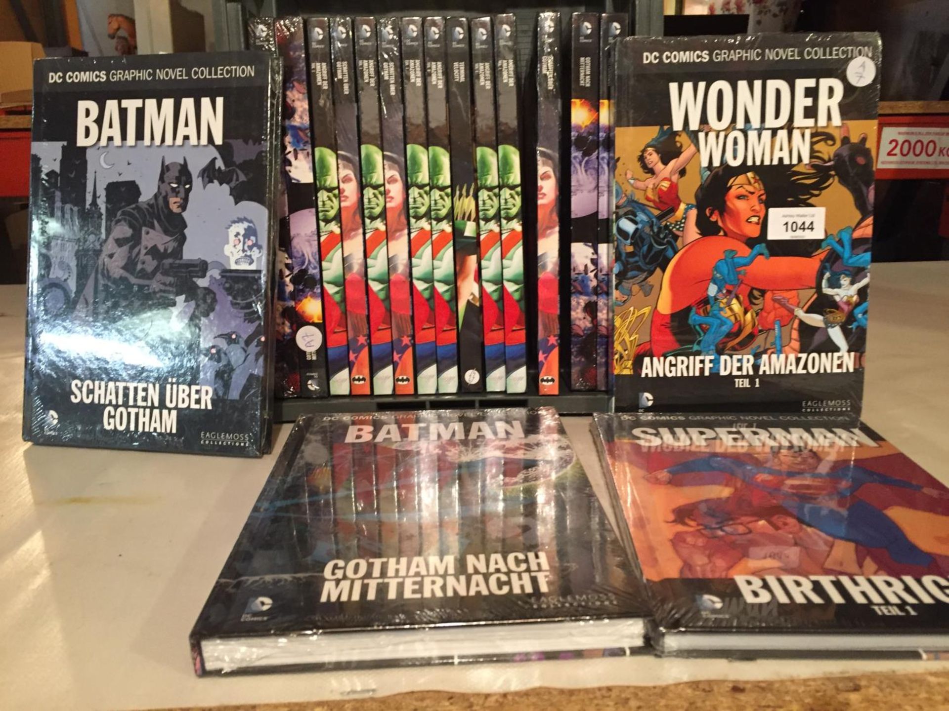 A LARGE COLLECTION OF NEW DC COMICS SUPER HERO ANNUALS