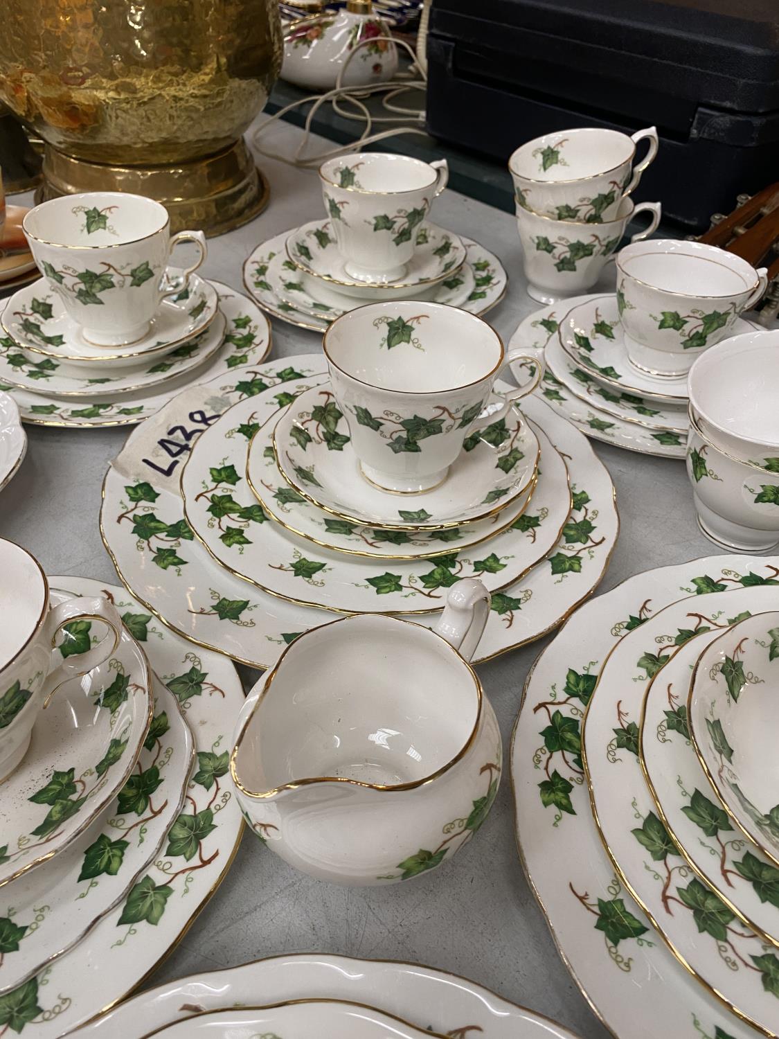 A LARGE COLLECTION OF COLCLOUGH 'IVY LEAF' BONE CHINA TO INCLUDE TEA CUPS, SAUCERS, PLATES, BOWLS, - Image 4 of 6