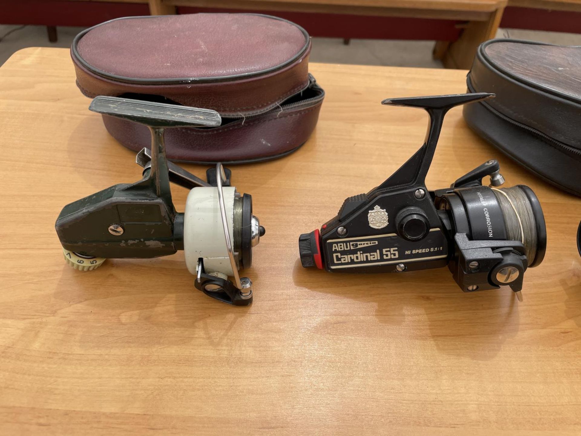 A GROUP OF 4 ABU GARCIA CARDINAL REELS, 6 SPARE SPOOLS TO INCLUDE 55, 154 AND CARDINAL 4 ETC - Image 5 of 6