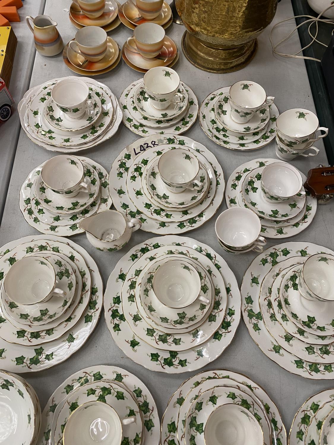 A LARGE COLLECTION OF COLCLOUGH 'IVY LEAF' BONE CHINA TO INCLUDE TEA CUPS, SAUCERS, PLATES, BOWLS, - Image 6 of 6