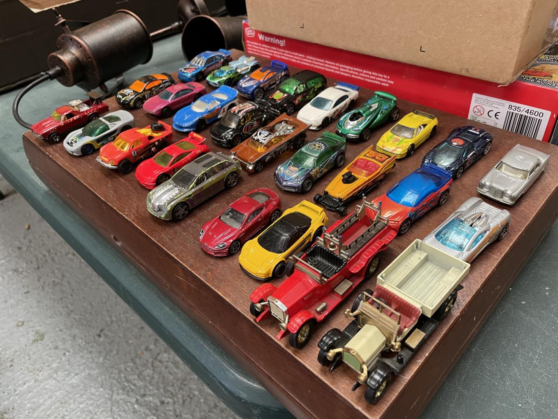 A LARGE COLLECTION OF DIE CAST TOY CARS INCLUDING MATTEL, MATCHBOX ETC. - Image 4 of 4