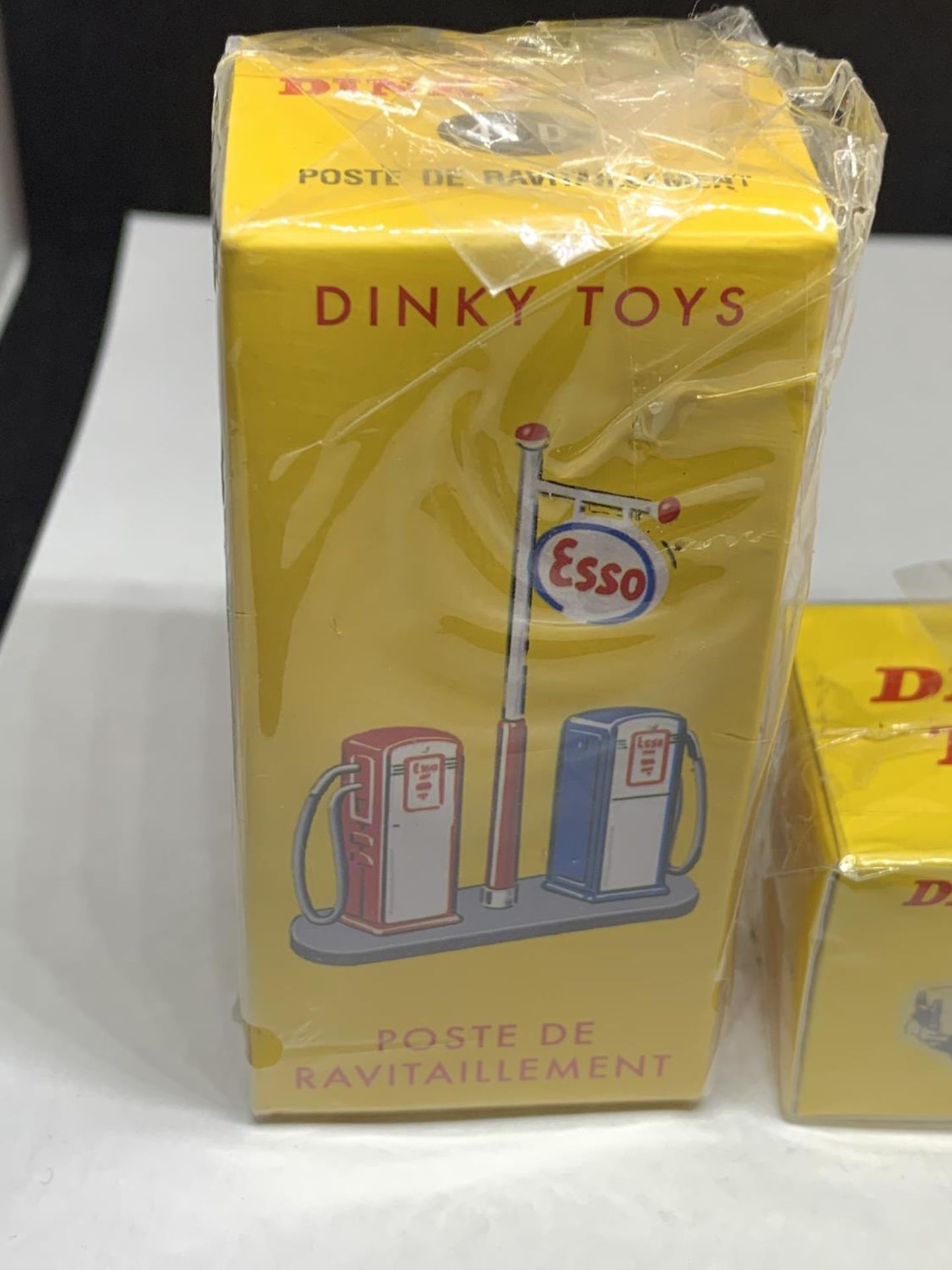 TWO BOXED DINKY TOYS TO INCLUDE A POSTE DE RAVITAILLEMENT AND A MORRIS MINI TRAVELLER WITH A DINKY - Image 2 of 3