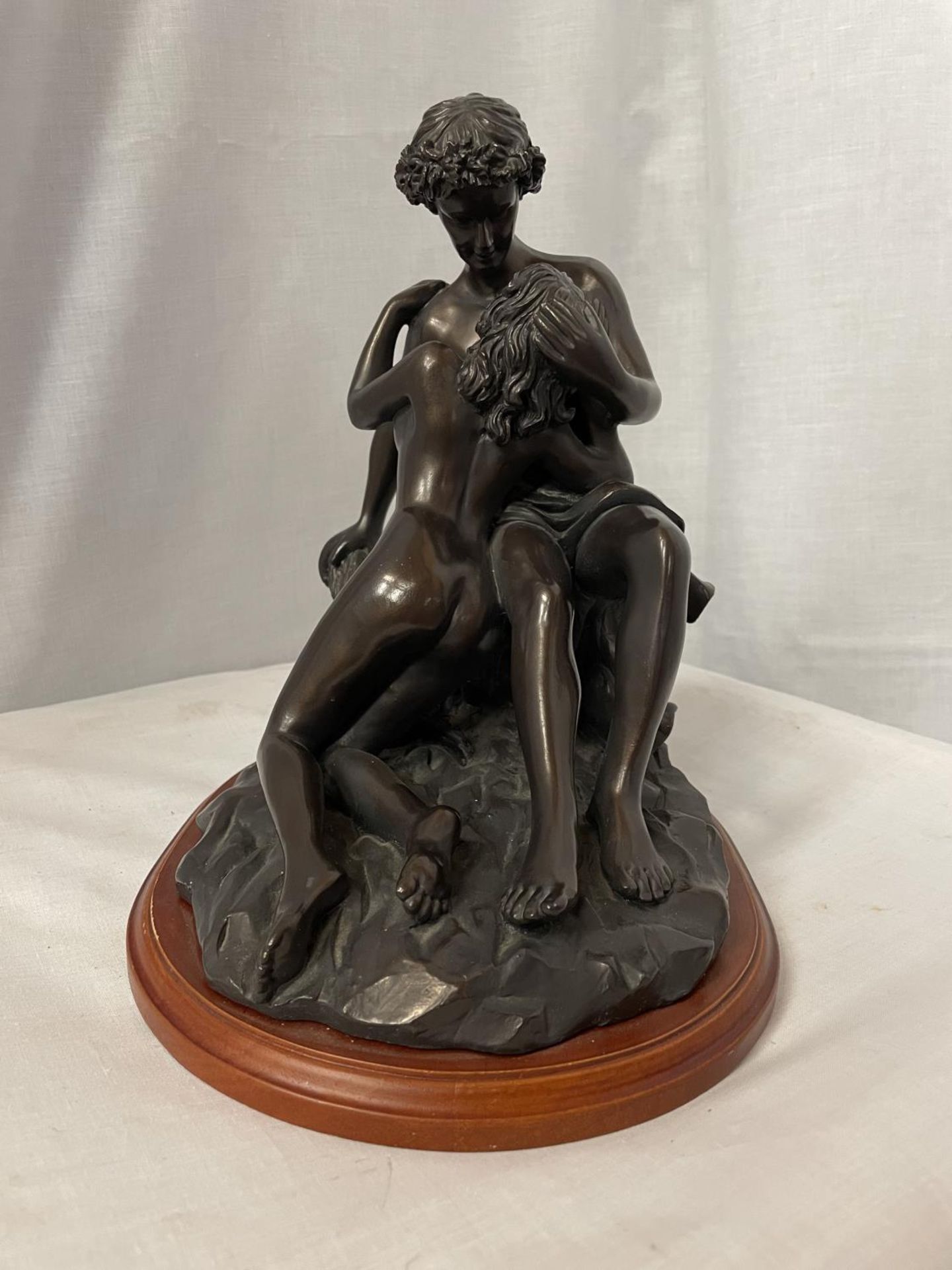 A BRONZE STYLE ORNAMENT OF AN EMBRACING COUPLE ON WOODEN STAND, HEIGHT 27CM - Image 2 of 4