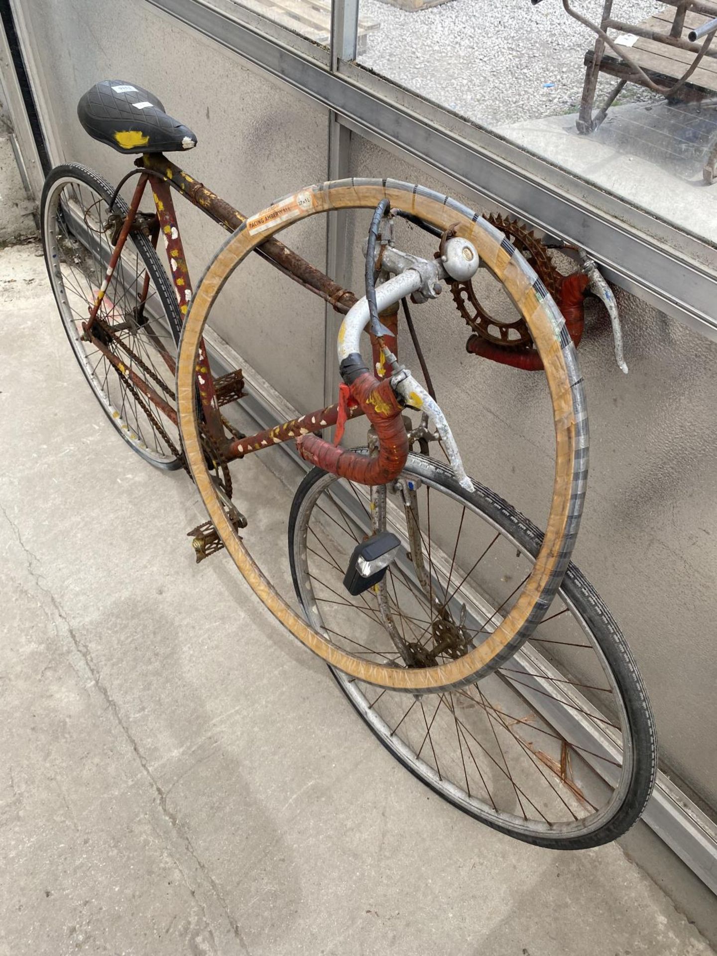 A VINTAGE GENTS BIKE - Image 4 of 5