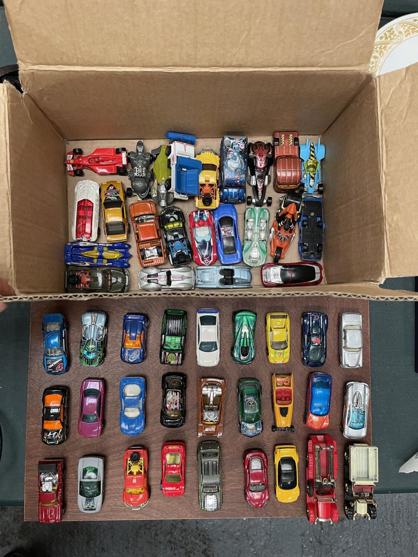 A LARGE COLLECTION OF DIE CAST TOY CARS INCLUDING MATTEL, MATCHBOX ETC.