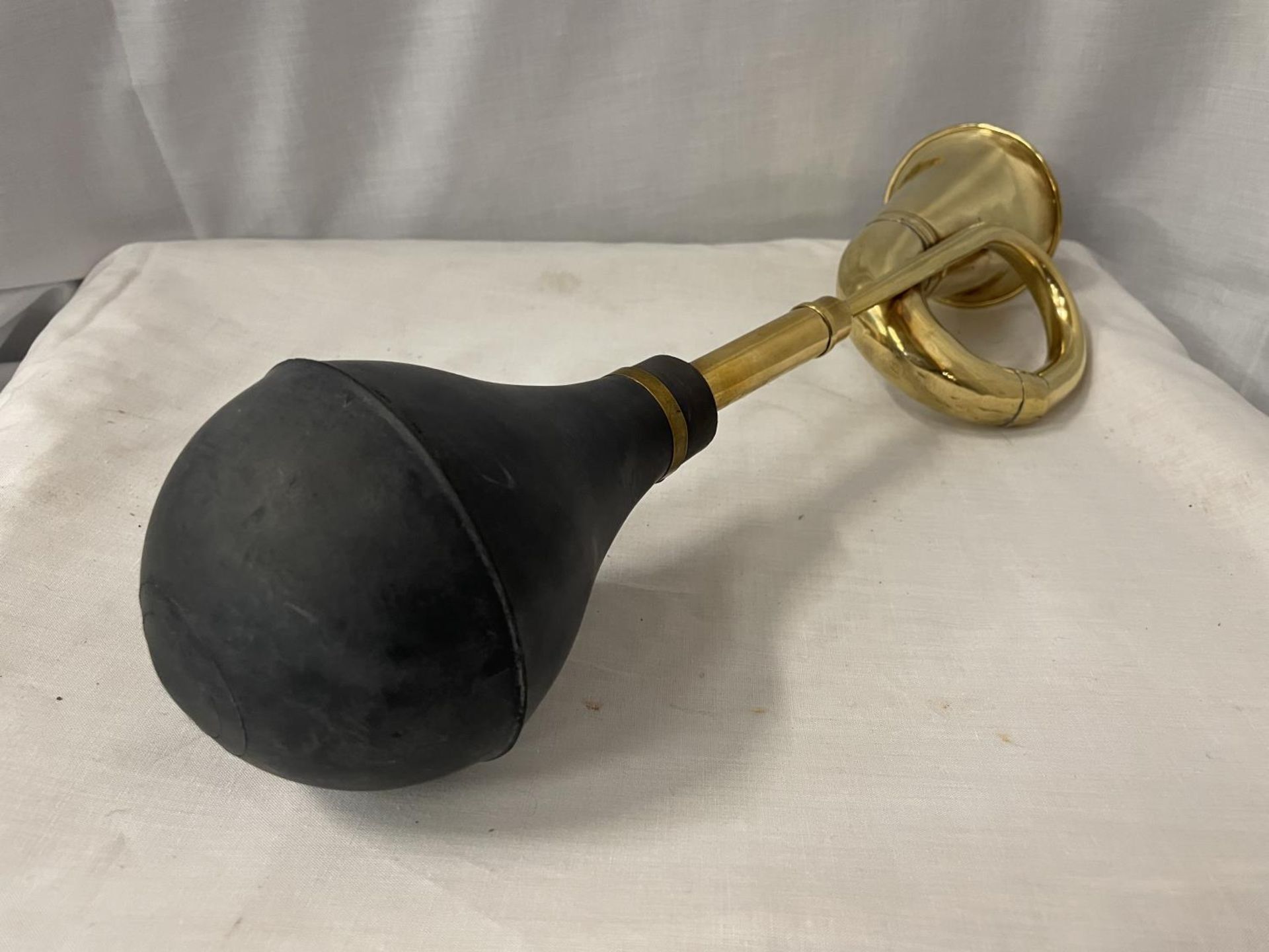 A BRASS CAR HORN - Image 3 of 3