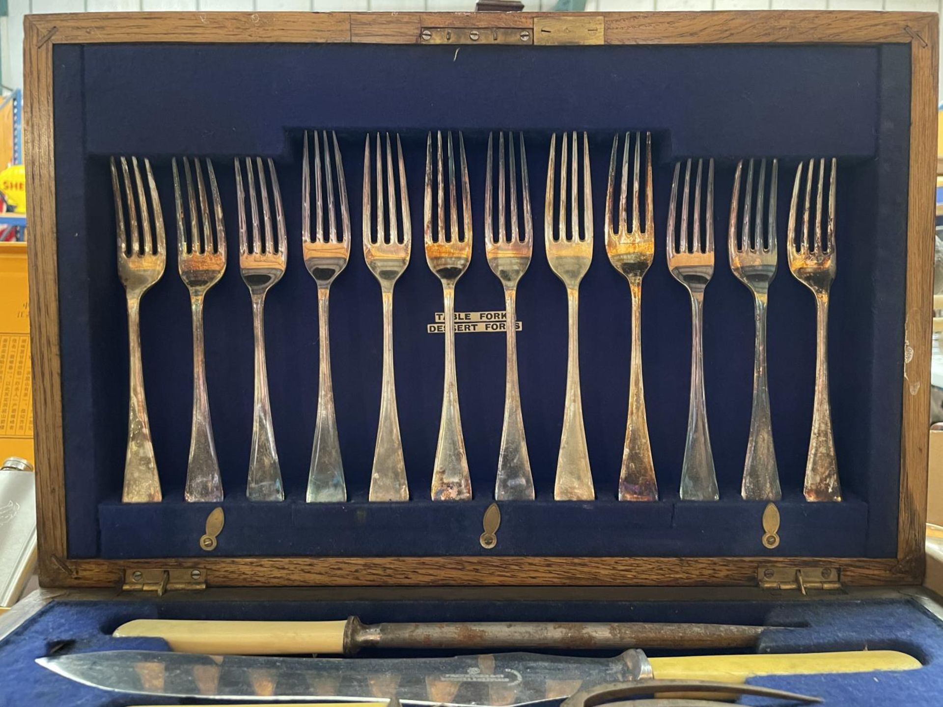 A LARGE OAK BOX WITH DRAW CONTAINING FRANK COBB & CO BONE HANDLED FLATWARE - Image 5 of 7