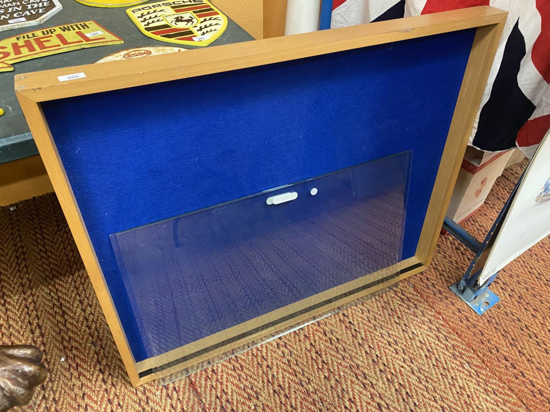 A LARGE DISPLAY CABINET WITH BLUE BAIZE AND TWO SLIDING GLASS DOORS 40" X 30" - Image 2 of 5