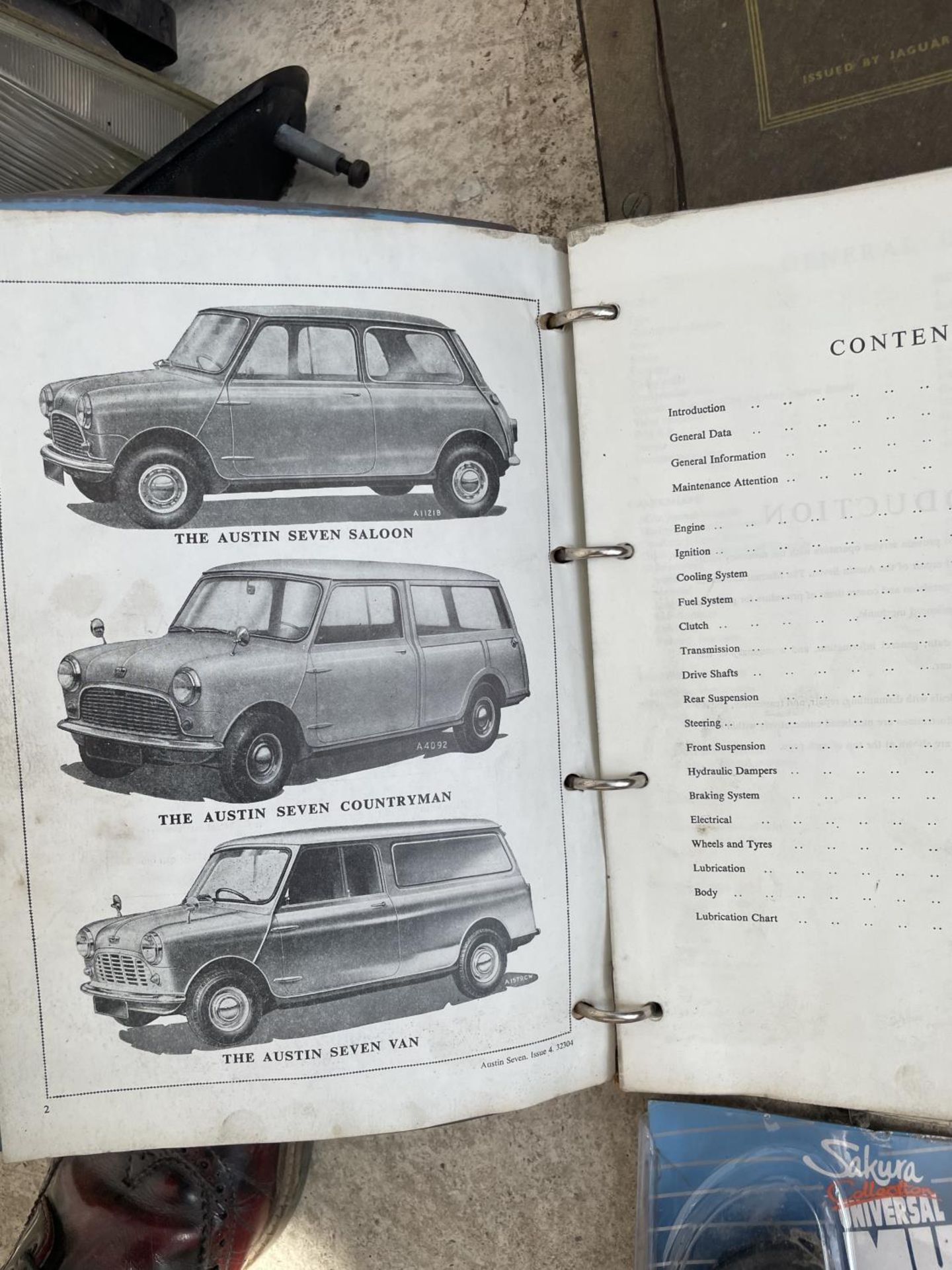 AN ASSORTMENT OF VINTAGE CAR MANUALS - Image 5 of 5