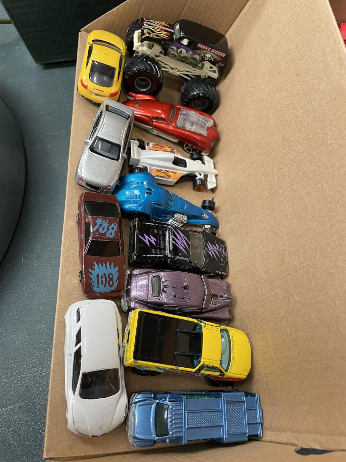 A BOX OF TOY CARS - Image 2 of 3