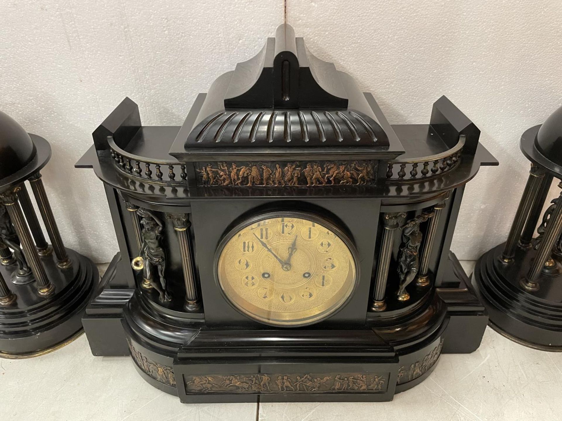 A LARGE DECORATIVE POLISHED SLATE OVER MANTEL CLOCK WITH EMBOSSED COPPER DEPICTING ROMAN SCENES 50CM - Image 2 of 7