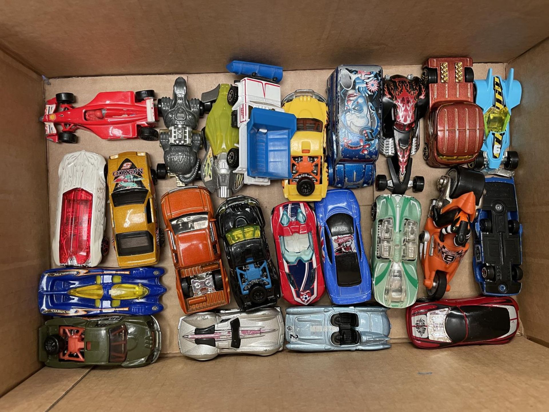 A LARGE COLLECTION OF DIE CAST TOY CARS INCLUDING MATTEL, MATCHBOX ETC. - Image 3 of 4