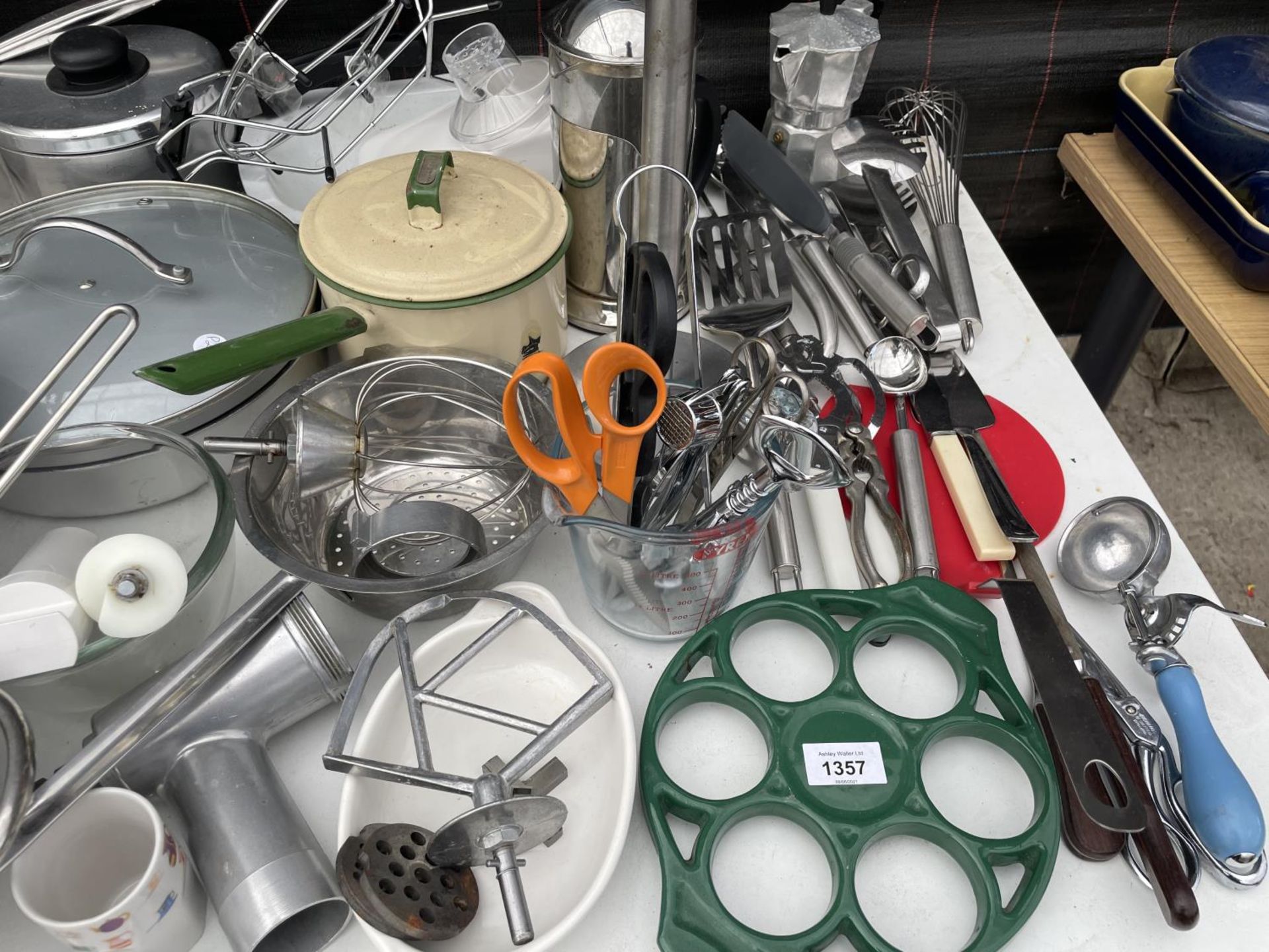 AN ASSORTMENT OF KITCHEN ITEMS TO INCLUDE POTS, PANS AND UTENSILS ETC - Image 2 of 3