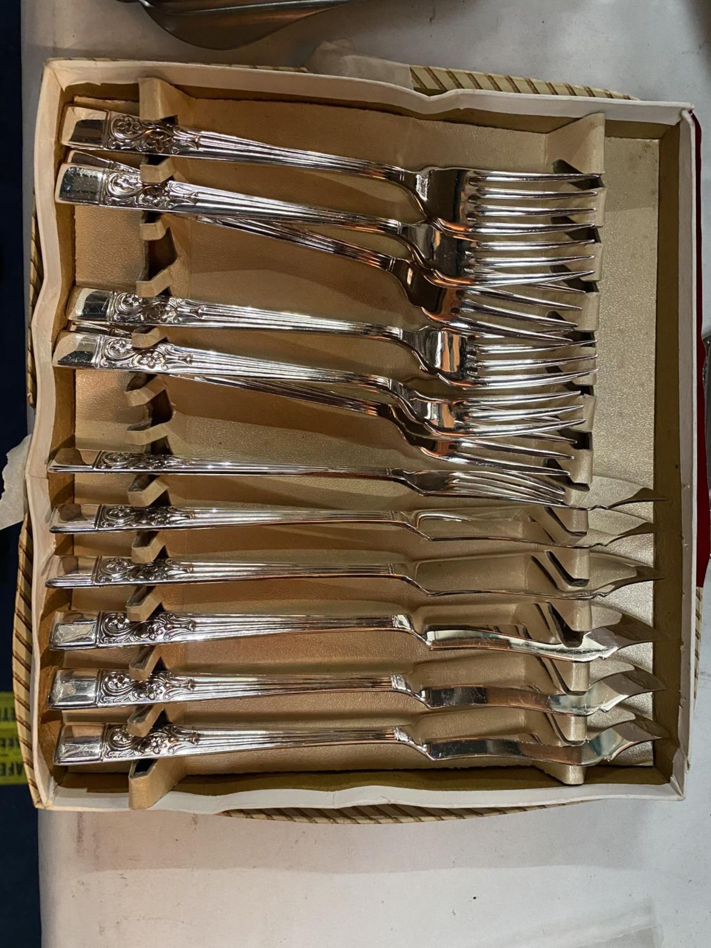 A COLLECTION OF STAINLESS STEEL DECORATIVE PLATES, EGG CUPS ON A TRAY, TOAST RACK , CUTLERY - Image 6 of 8