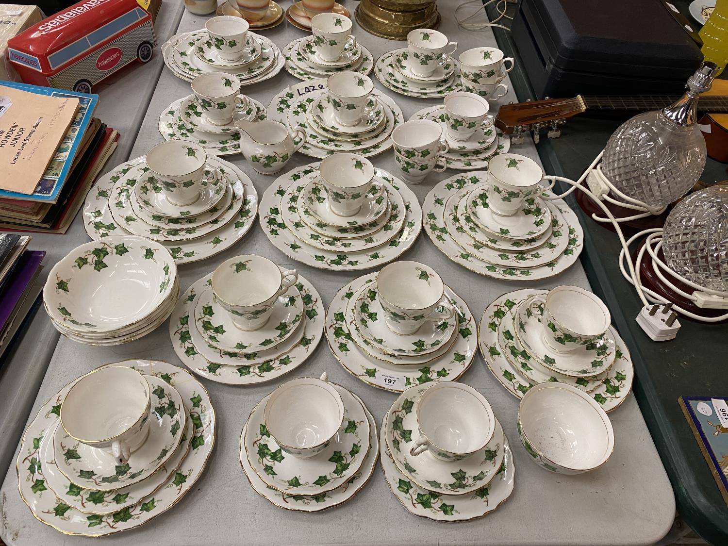 A LARGE COLLECTION OF COLCLOUGH 'IVY LEAF' BONE CHINA TO INCLUDE TEA CUPS, SAUCERS, PLATES, BOWLS,
