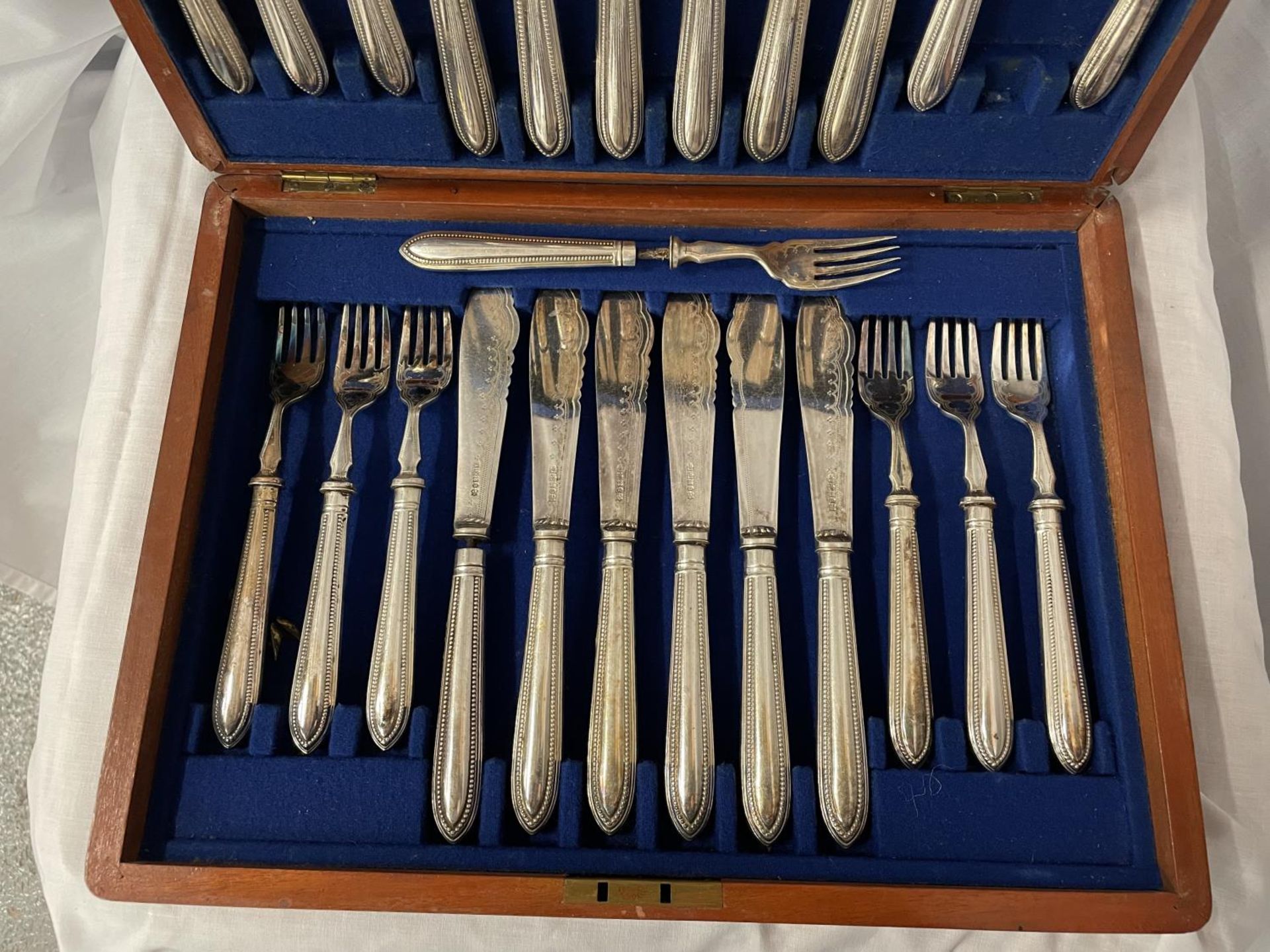 A WOODEN BOX CONTAINING TWELVE SILVER PLATED FISH KNIVES AND FORKS - Image 2 of 4