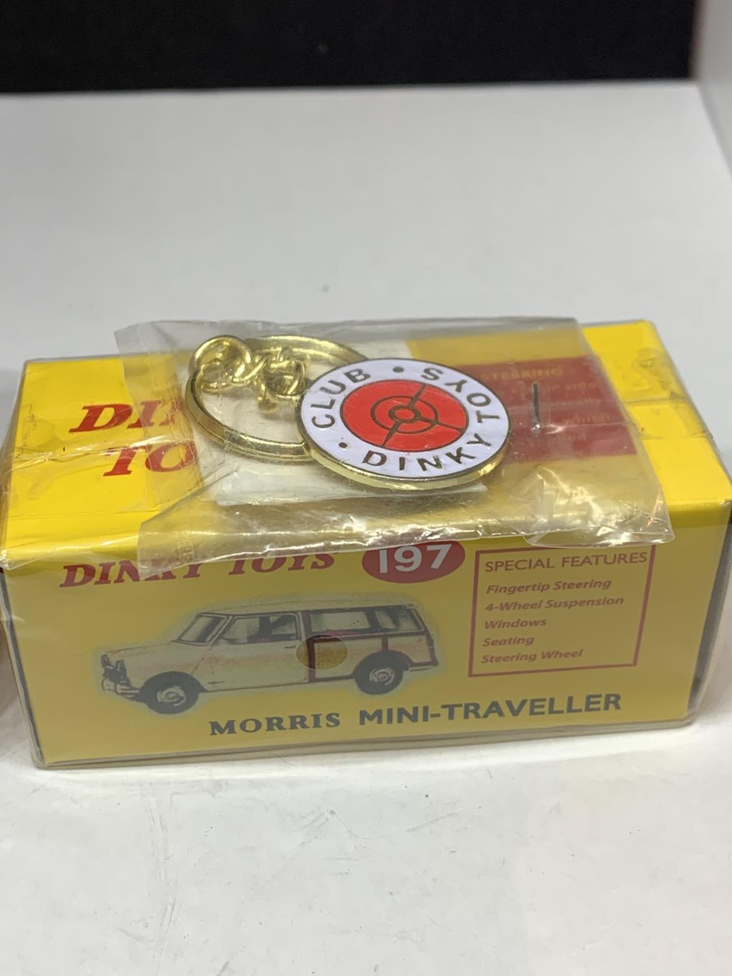 TWO BOXED DINKY TOYS TO INCLUDE A POSTE DE RAVITAILLEMENT AND A MORRIS MINI TRAVELLER WITH A DINKY - Image 3 of 3