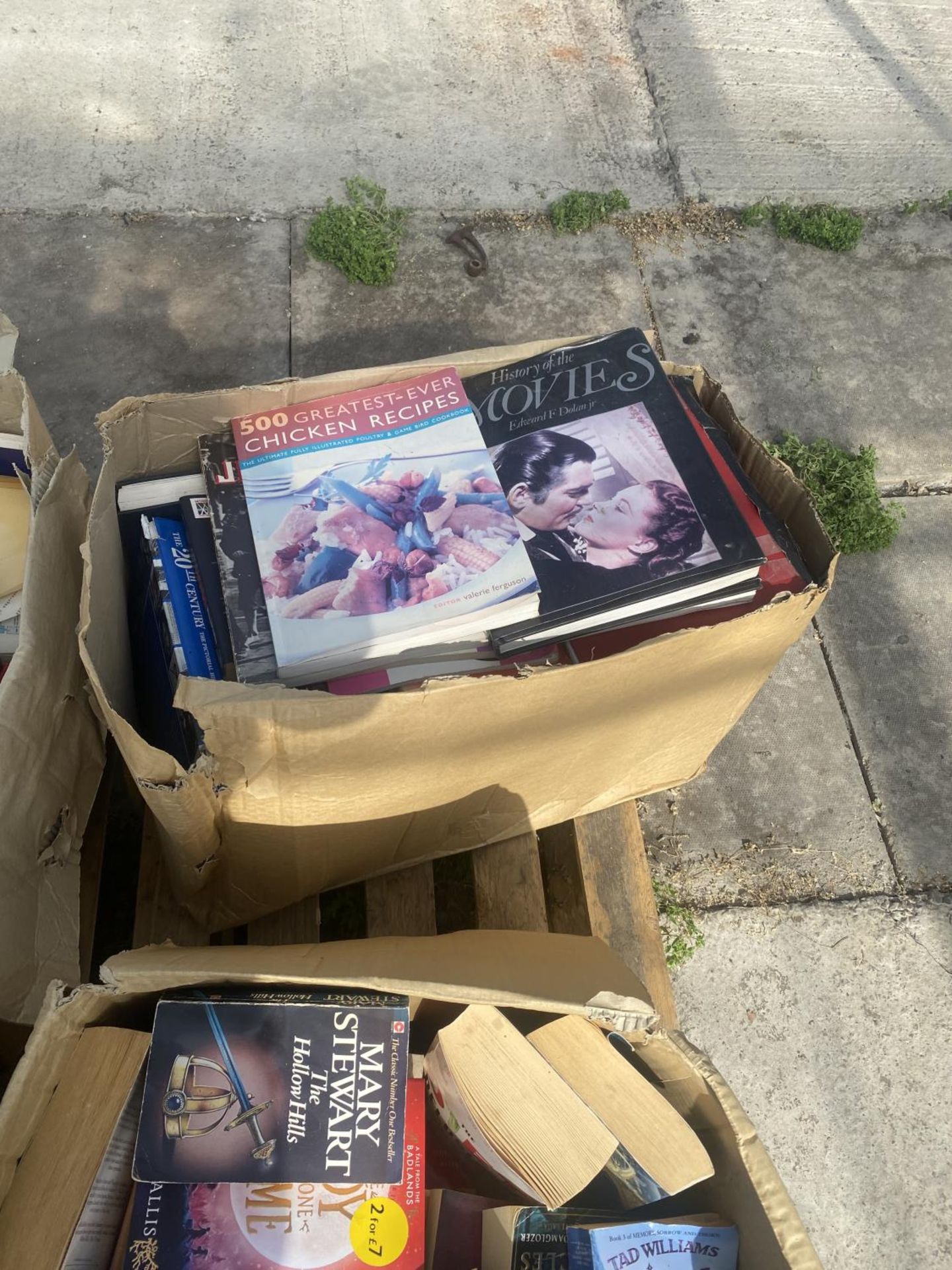 AN ASSORTMENT OF BOOKS TO INCLUDE NOVELS AND COOKERY BOOKS ETC - Image 4 of 5