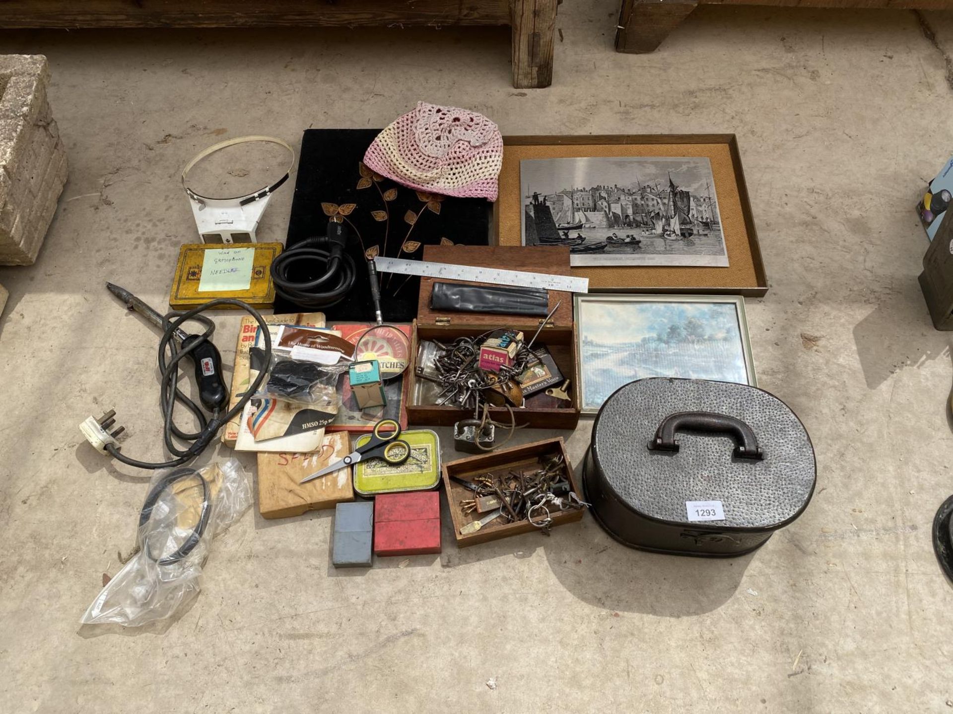 AN ASSORTMENT OF ITEMS TO INCLUDE VINTAGE KEYS, A SOLDERING IRON AND A BIKE LOCK ETC
