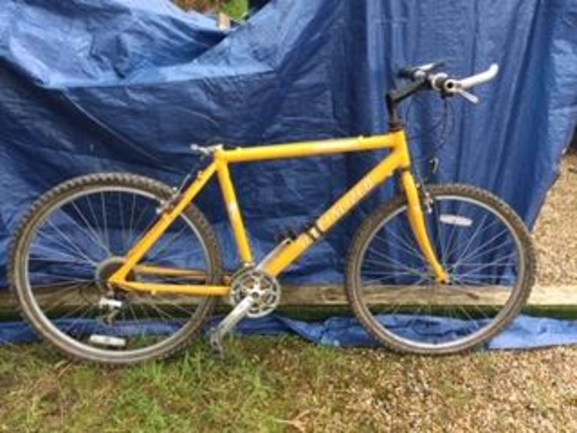 A MENS YELLOW BICYCLE NB:THESE ITEMS ARE TO BE COLLECTED FROM HEATHER BANK FARM, CONGLETON,