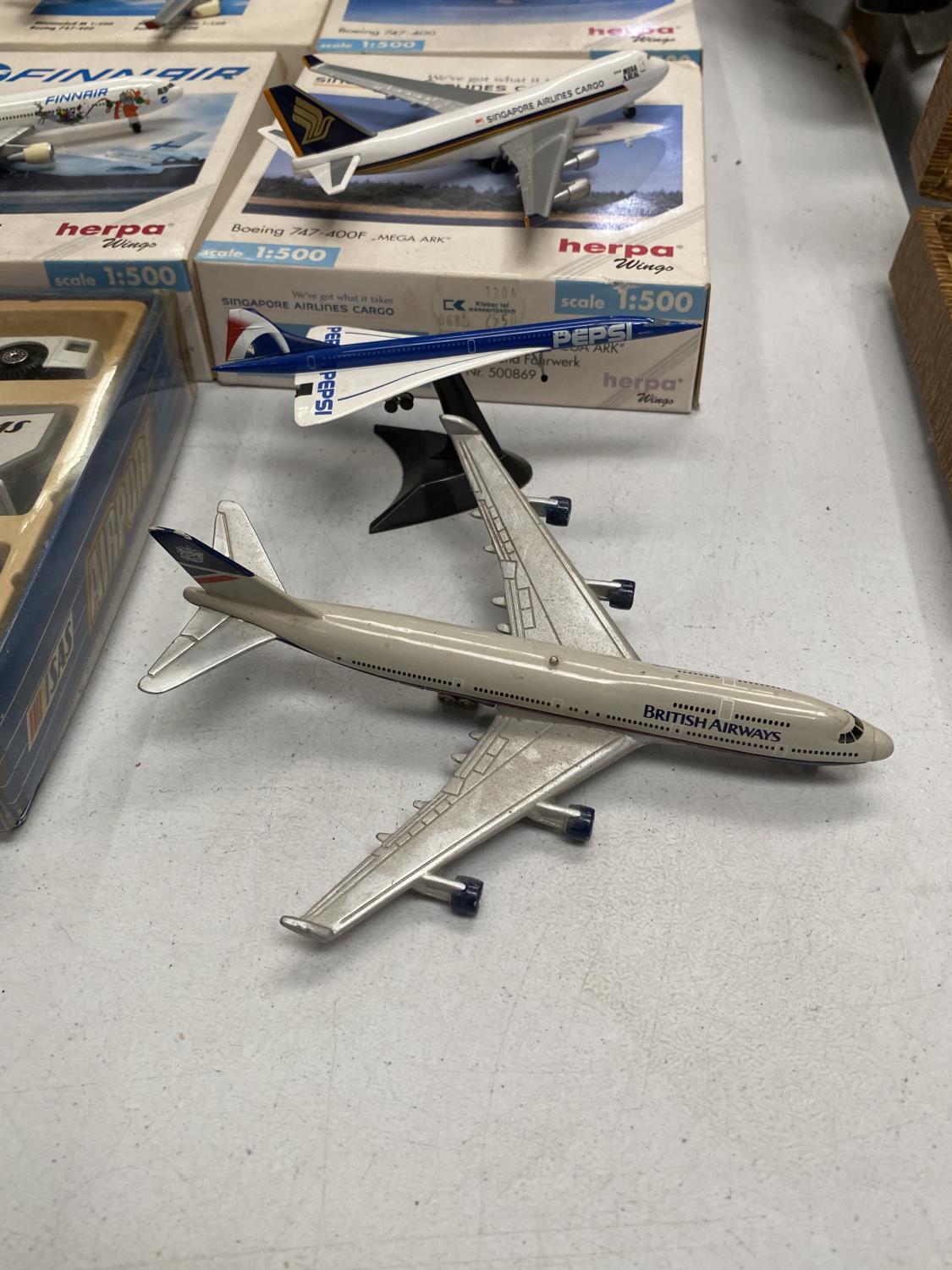 A COLLECTION OF MODEL AIRCRAFT MODELS - Bild 4 aus 4