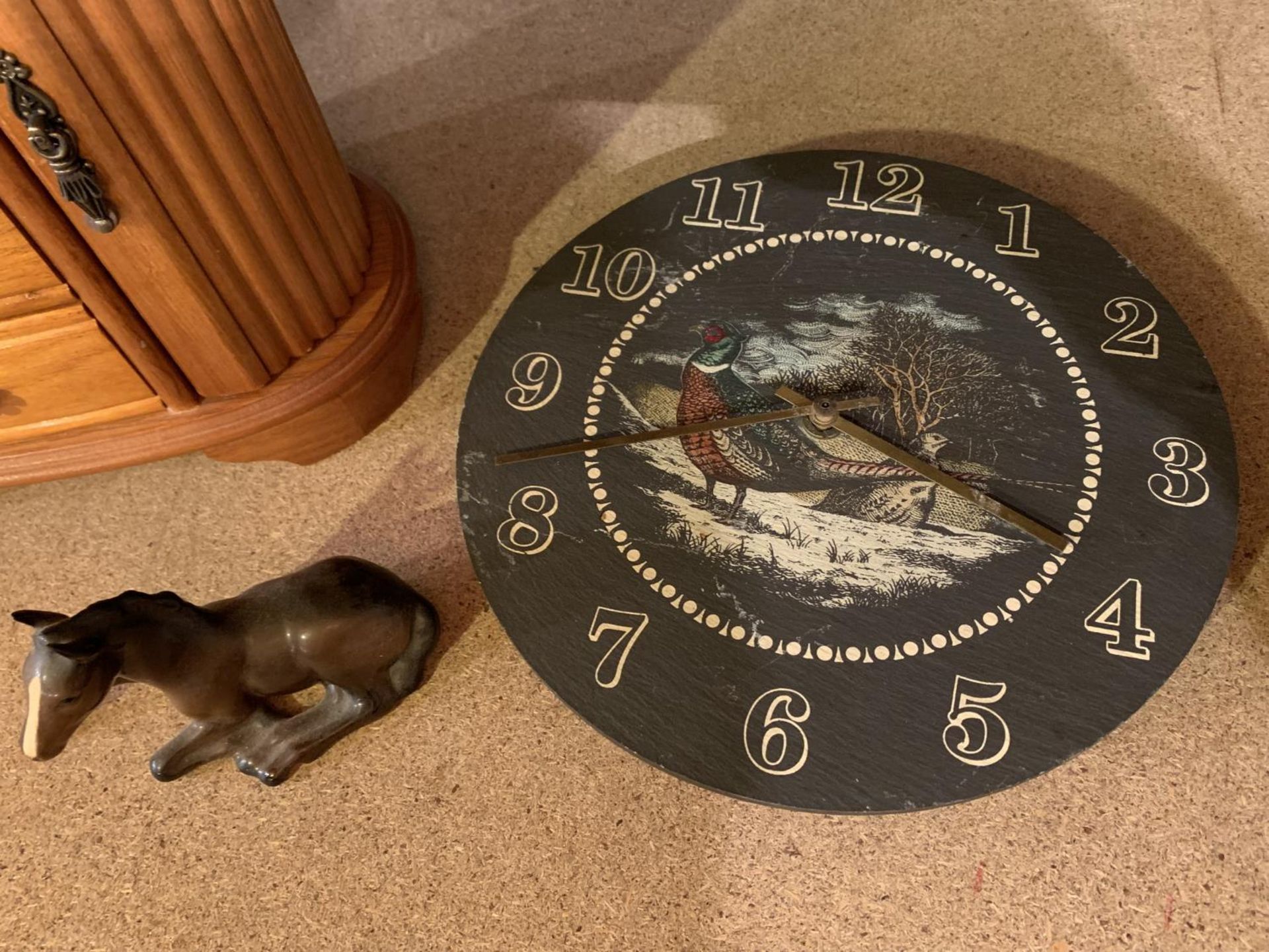 A WOODEN FOLD OUT MULTI DRAWER JEWELLERY BOX, A SLATE BATTERY OPERATE WALL CLOCK DEPICTING A - Image 2 of 4