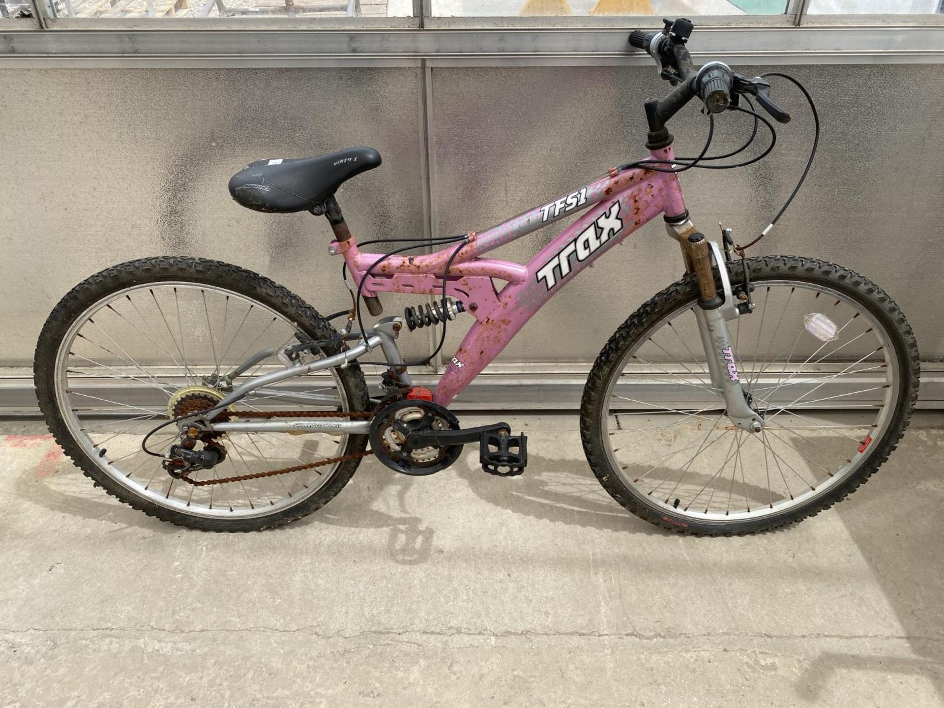 A TRAX TFS1 MOUNTAIN BIKE WITH FRONT AND REAR SUSPENSION AND 18 SPEED SHIMANO GEAR SYSTEM