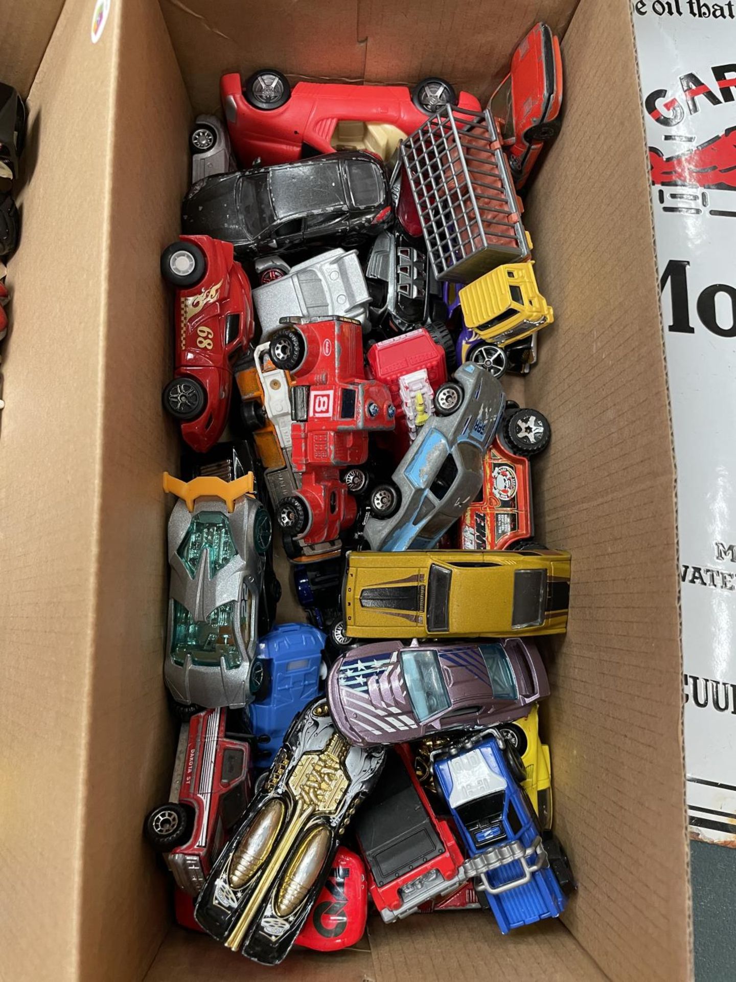 A BOX OF TOY CARS - Image 3 of 3