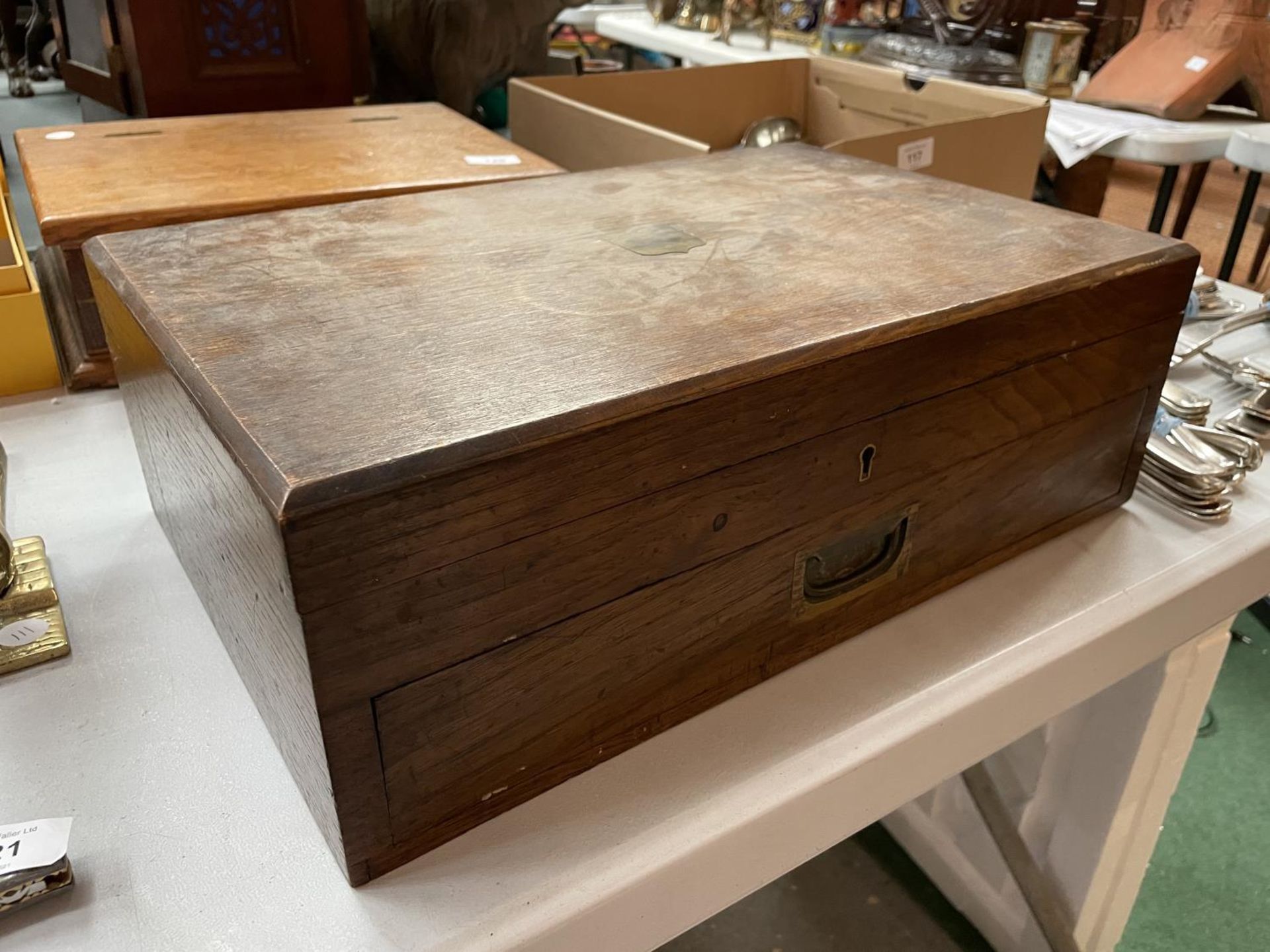 A LARGE OAK BOX WITH DRAW CONTAINING FRANK COBB & CO BONE HANDLED FLATWARE - Image 7 of 7