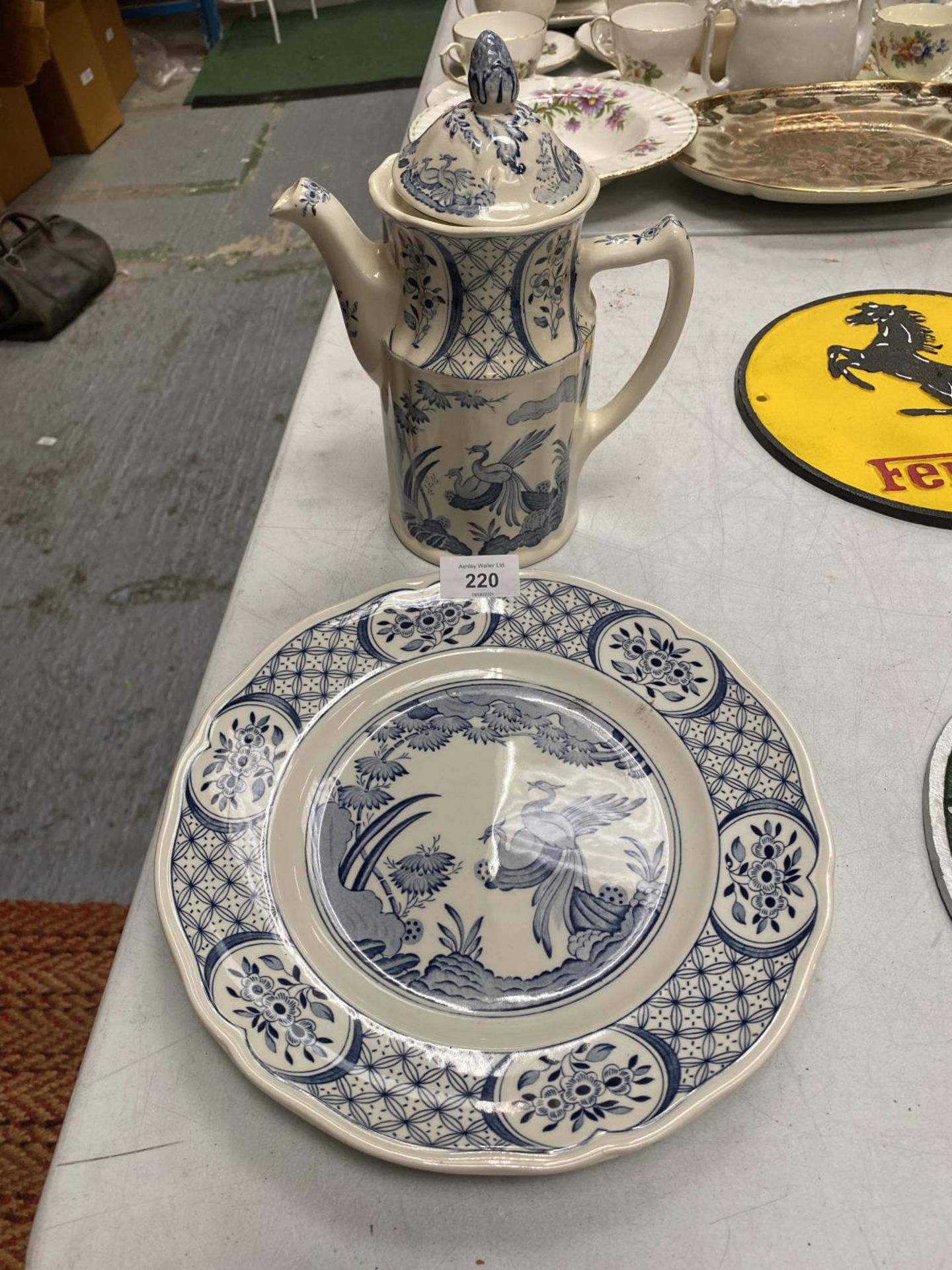 A VINTAGE "OLD CHELSEA" BLUE AND WHITE PATTERNED COFFEE POT AND PLATE