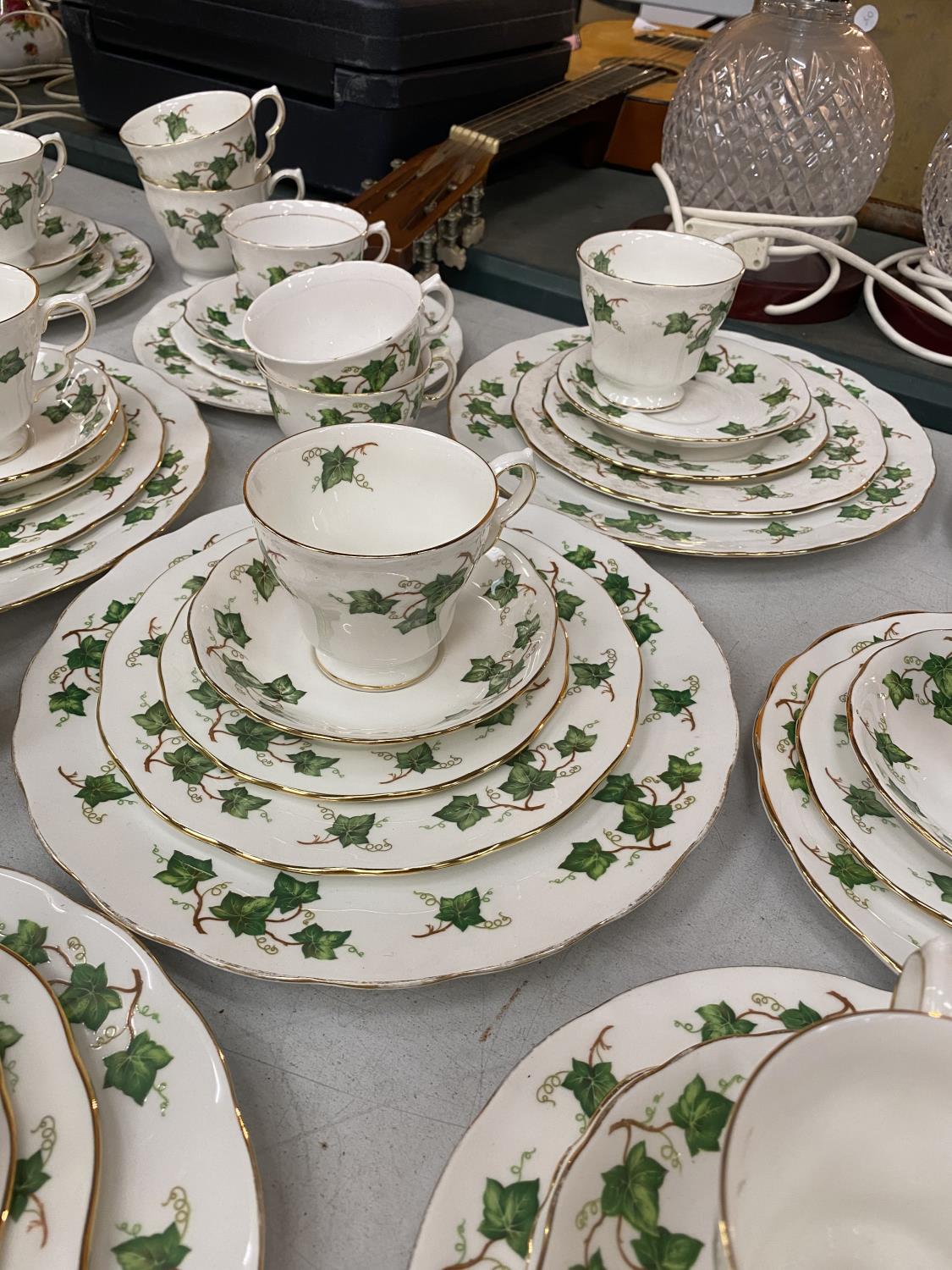 A LARGE COLLECTION OF COLCLOUGH 'IVY LEAF' BONE CHINA TO INCLUDE TEA CUPS, SAUCERS, PLATES, BOWLS, - Image 5 of 6