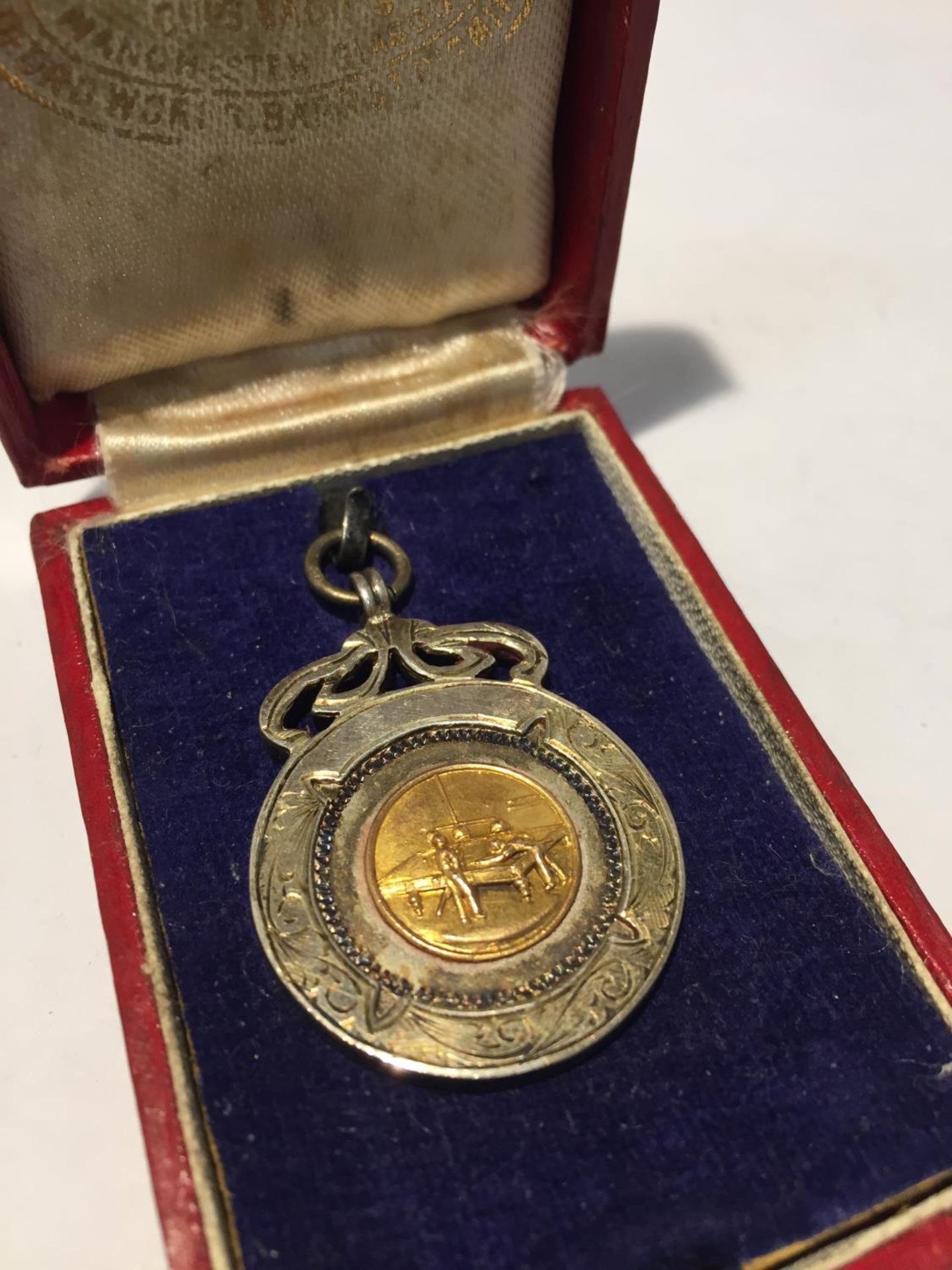 A MARKED SILVER MEDAL ENGRAVED 1938 WITH A PRESENTATION BOX - Image 2 of 2