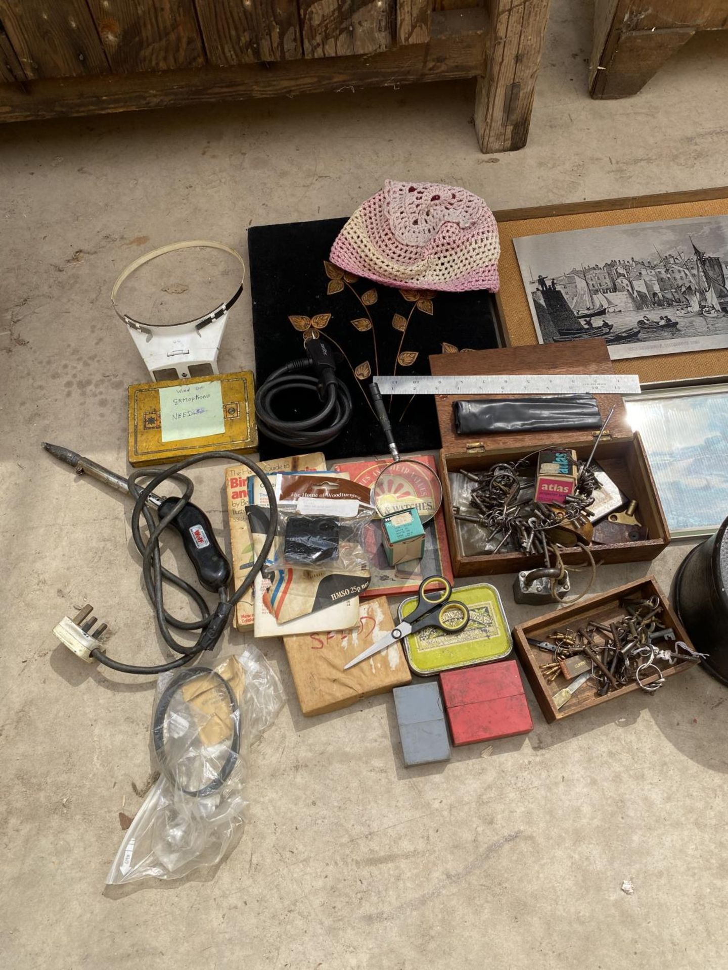 AN ASSORTMENT OF ITEMS TO INCLUDE VINTAGE KEYS, A SOLDERING IRON AND A BIKE LOCK ETC - Image 3 of 3