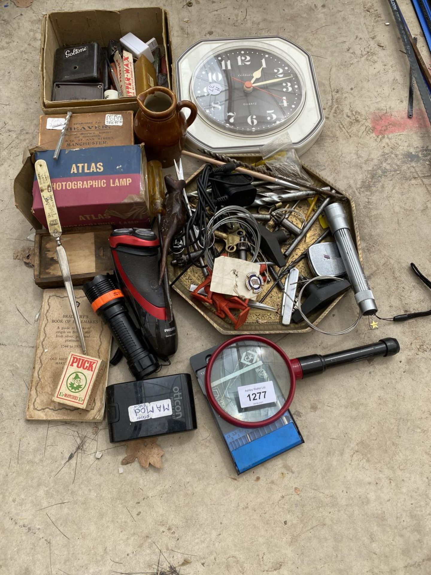 AN ASSORTMENT OF ITEMS TO INCLUDE A CLOCK, DRILL BITS AND A PHOTOGRAPHIC LAMP ETC